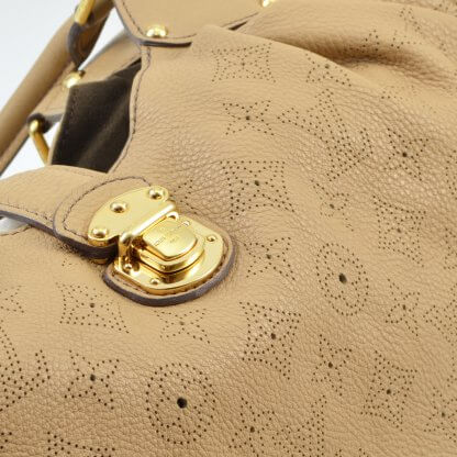 LOUIS VUITTON Mahina L Leder Handtasche Biscuit Second Hand 1