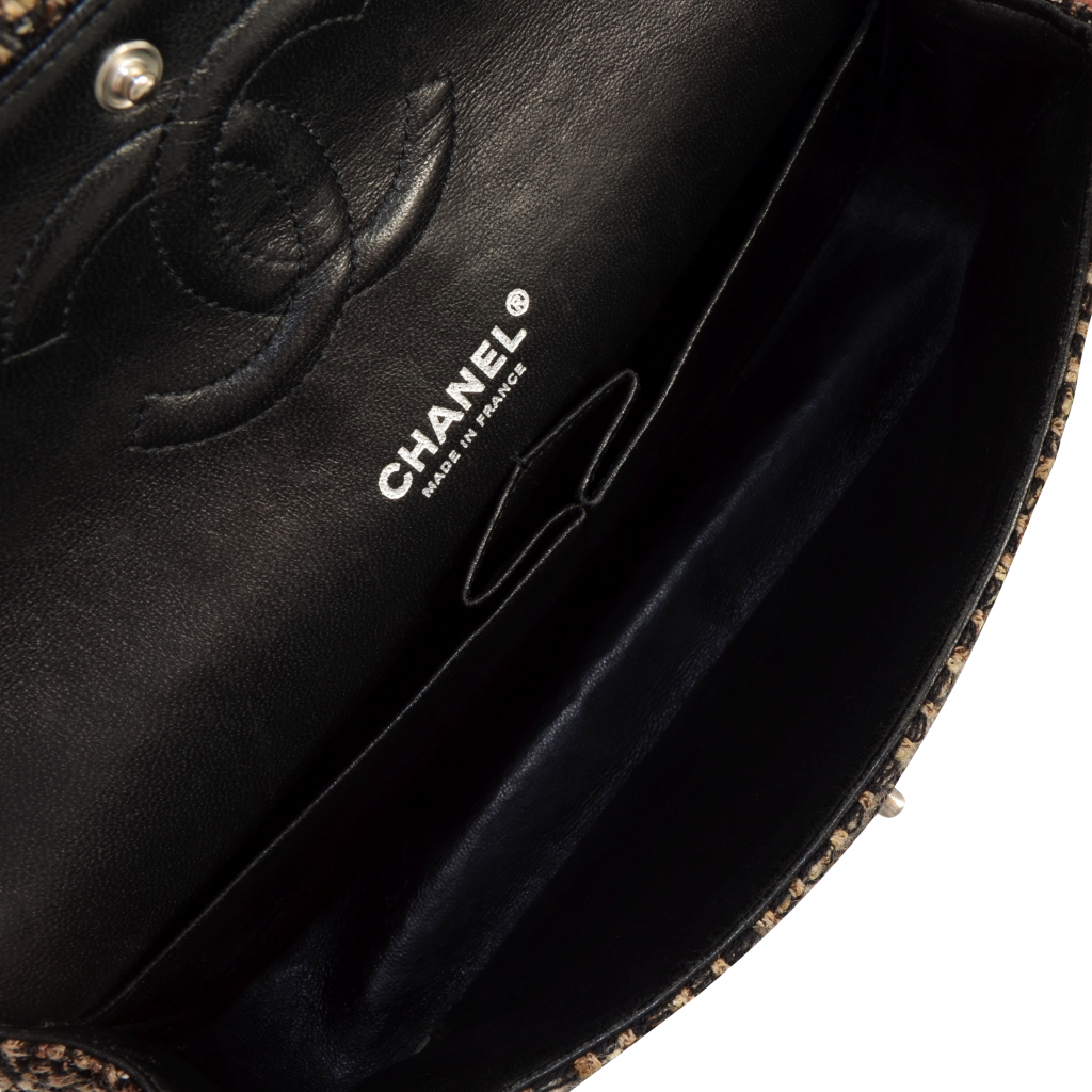 Chanel classic flap black interior hotsell