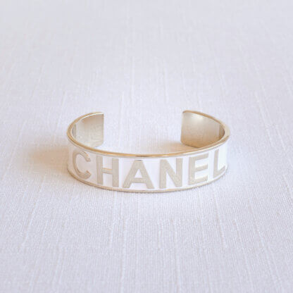 CHANEL 22S Gold White Emaille Metall Armband Second Hand 21694 1