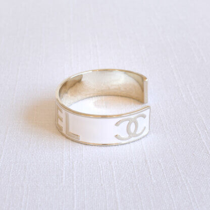 CHANEL 22S Gold White Emaille Metall Armband Second Hand 21694 3