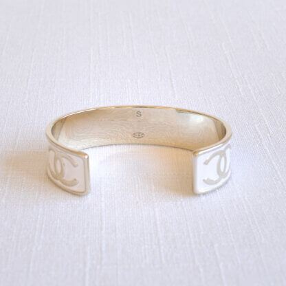 CHANEL 22S Gold White Emaille Metall Armband Second Hand 21694 5