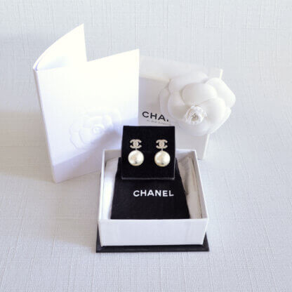 CHANEL 14V CC Pearl Drop Earrings Second Hand 22109 1