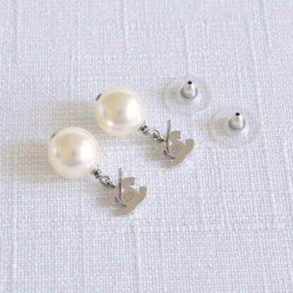 CHANEL 14V CC Pearl Drop Earrings Second Hand 22109 3