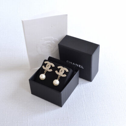 CHANEL 24V CC Pearl Drop Earrings Ohrringe Hellgold 22279 1