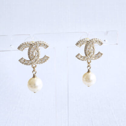 CHANEL 24V CC Pearl Drop Earrings Ohrringe Hellgold 22279 2