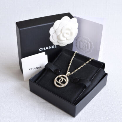 CHANEL 18V CC Pendant Necklace Halskette Hellgold Perlweiß Second Hand 22700 1