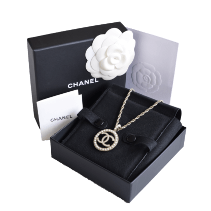 CHANEL 18V CC Pendant Necklace Halskette Hellgold Perlweiß Second Hand 22700 1