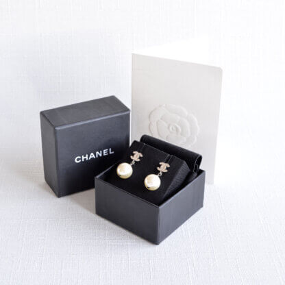 CHANEL 23V CC Pearl Drop Earrings Second Hand 22713 3