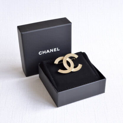 CHANEL 22P CC Brosche Hellgold Geriffelt Second Hand 22759 1