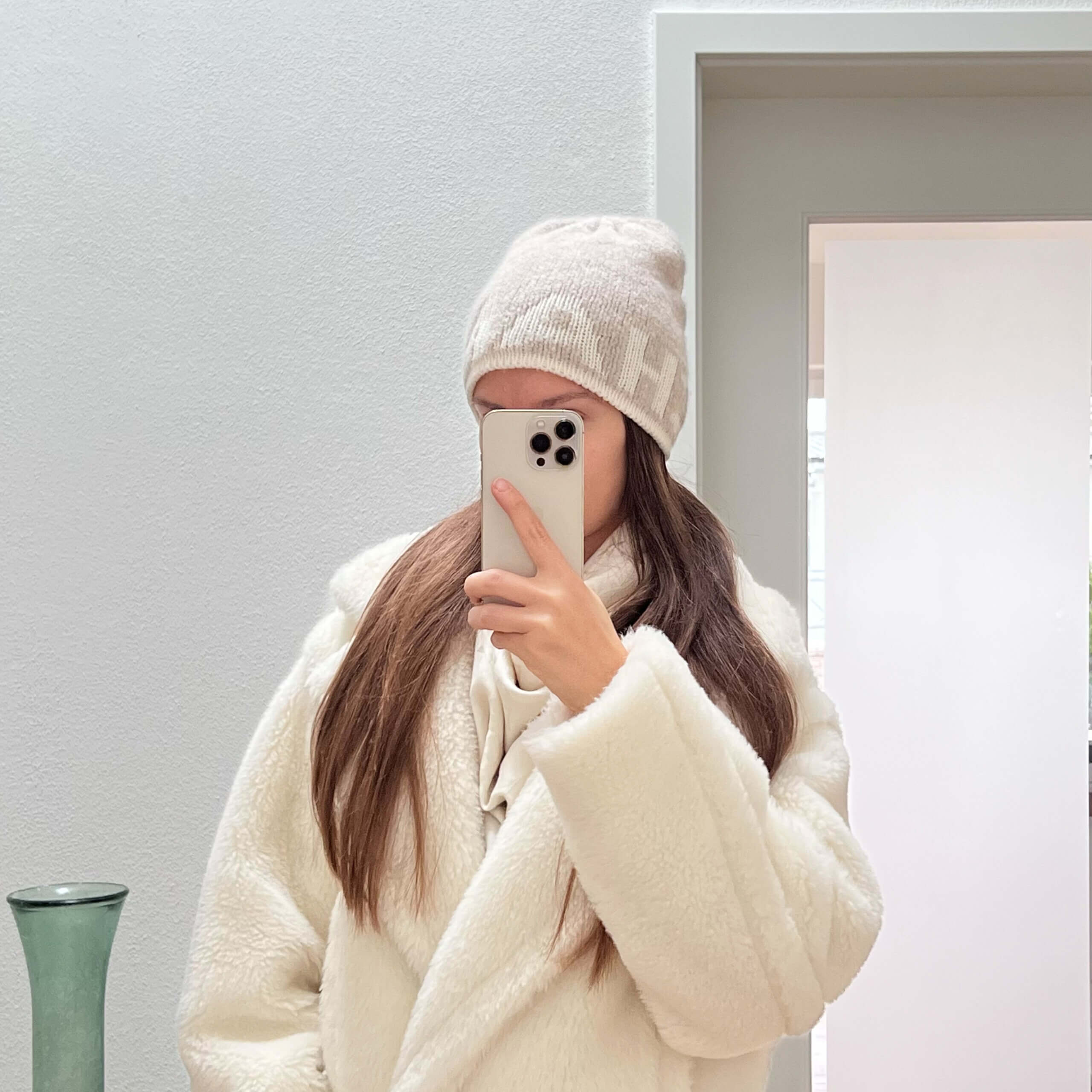 CHANEL Kaschmir Beanie Mütze Cashmere Beige Weiß 21 Kollektion Second Hand 12516 Modshot
