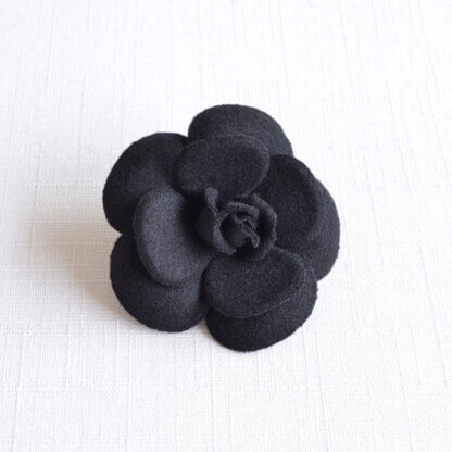 CHANEL Vintage Camellia Wool Brooch Brosche Schwarz Pre-Loved 325122 1