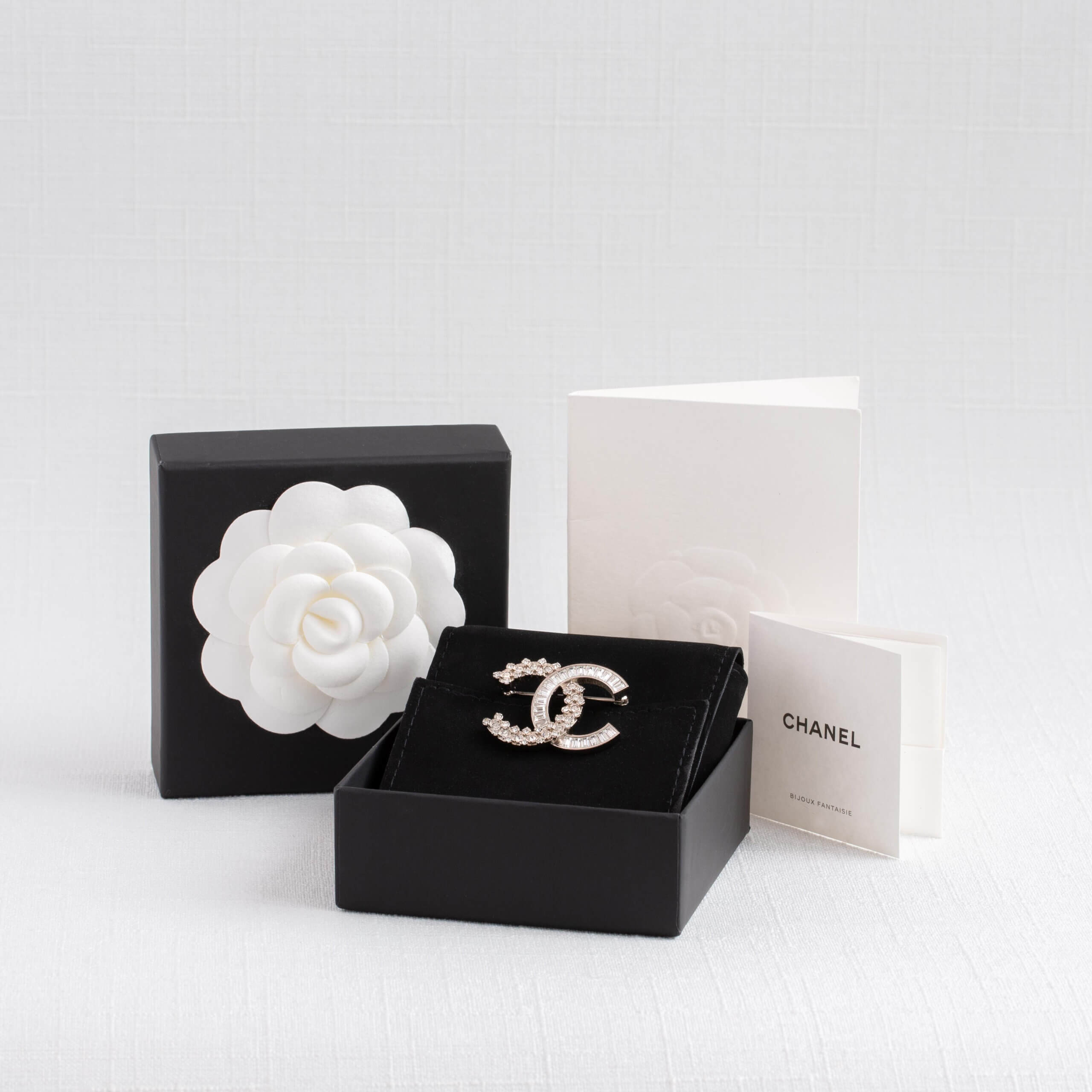 CHANEL 19V Crystal CC Brooch Brosche Silber Pre-Loved 725128 2