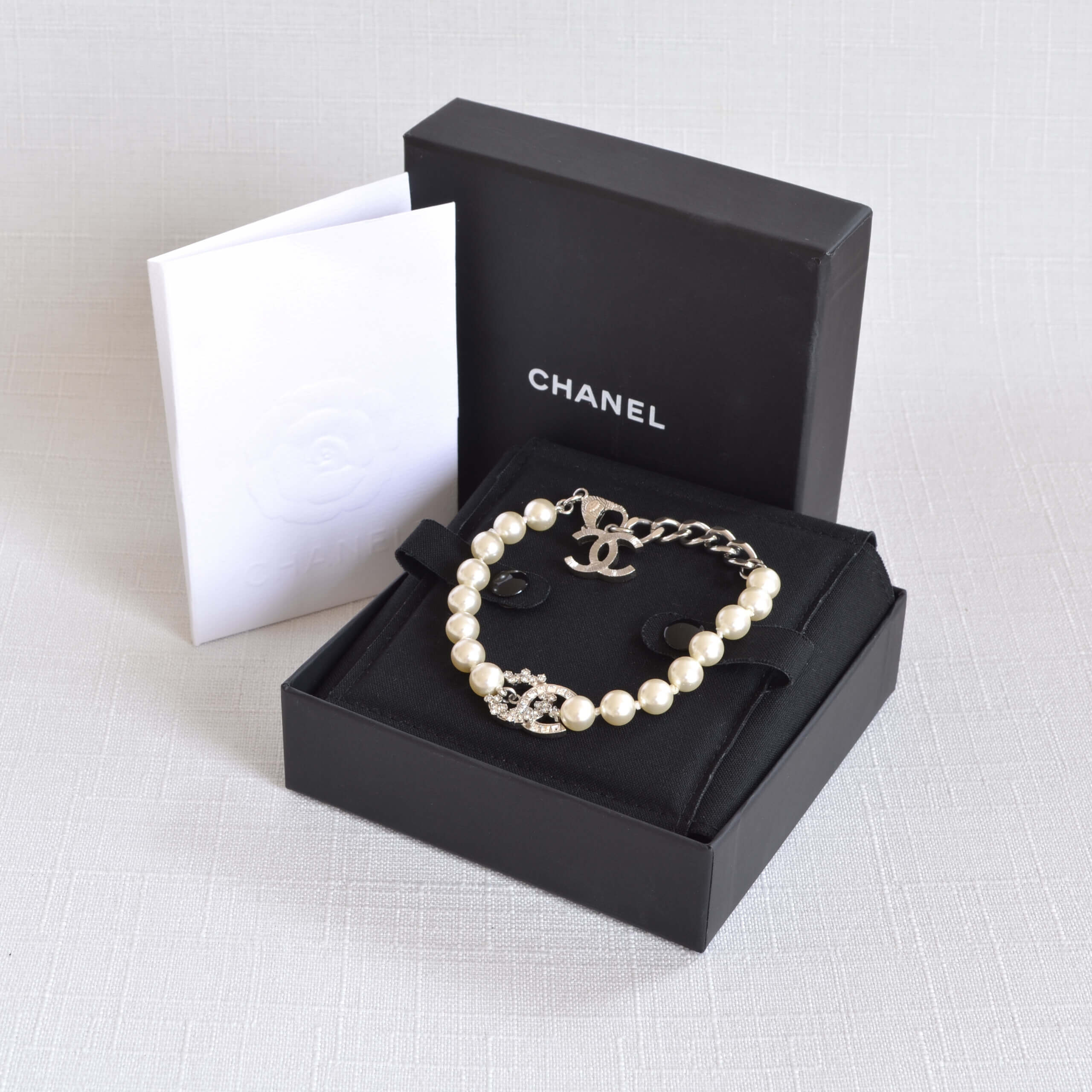 CHANEL 19V CC Pearl Bracelet Perlenarmband Weiß Silber Pre-Loved 825130 1