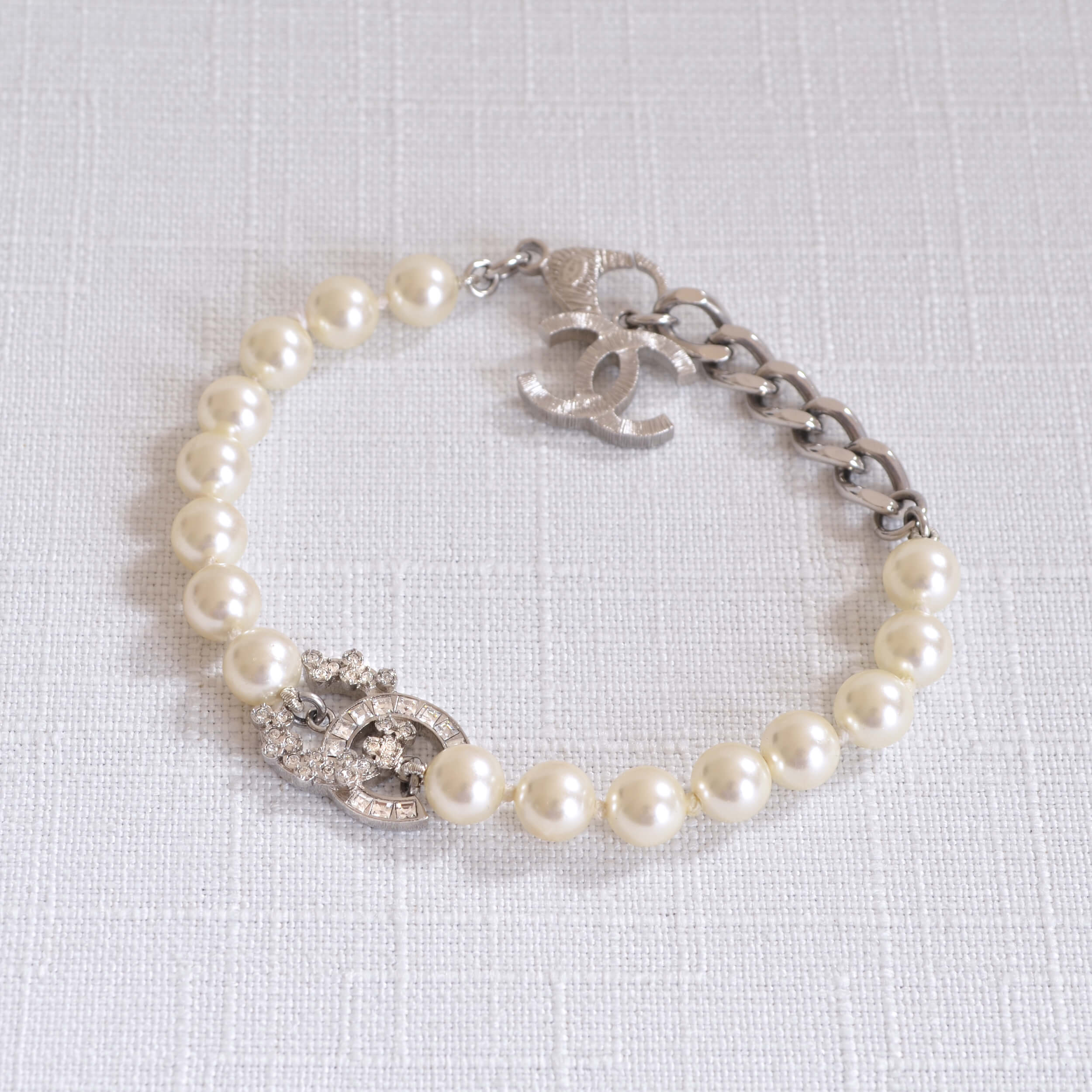 CHANEL 19V CC Pearl Bracelet Perlenarmband Weiß Silber Pre-Loved 825130 2