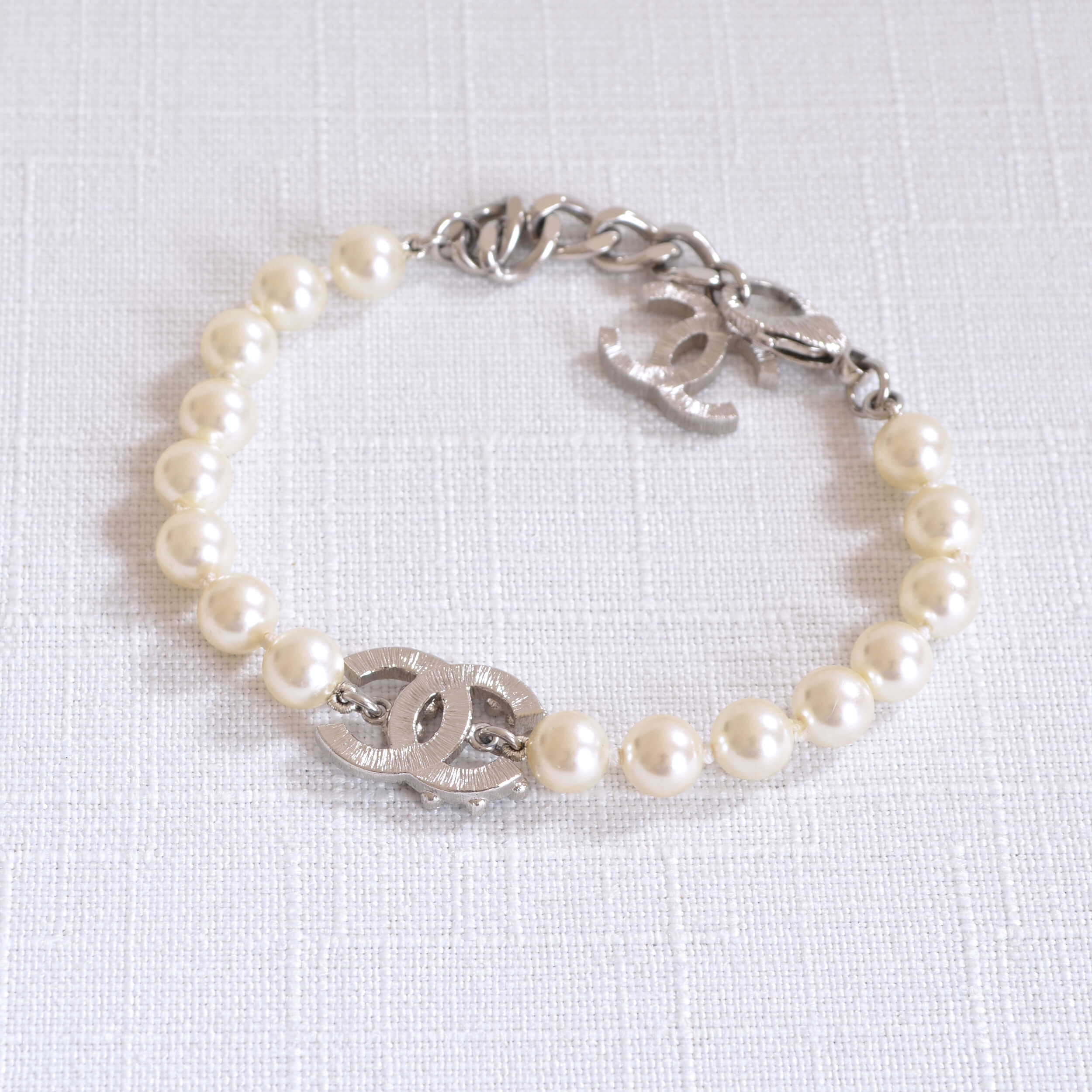 CHANEL 19V CC Pearl Bracelet Perlenarmband Weiß Silber Pre-Loved 825130 3