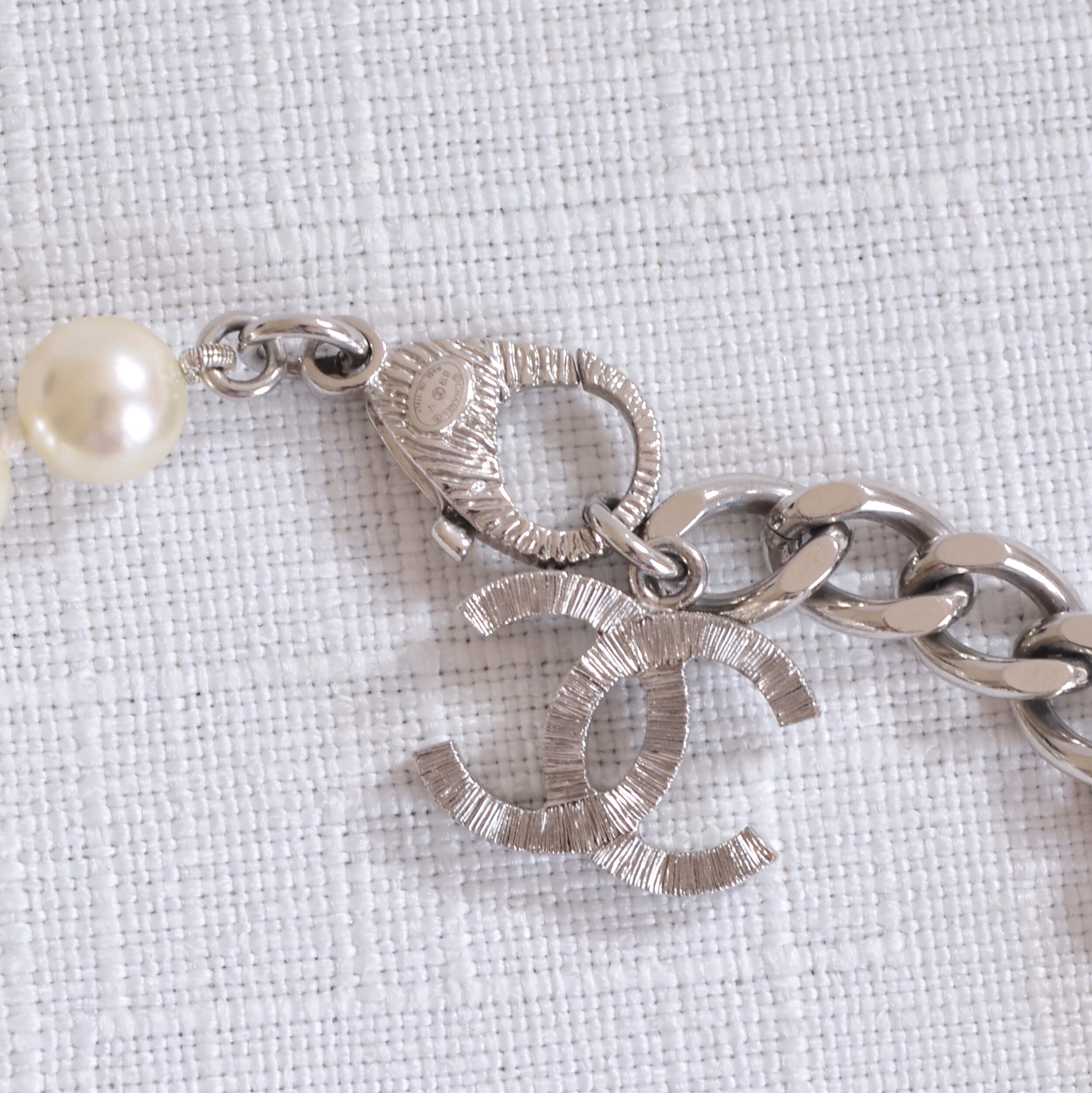 CHANEL 19V CC Pearl Bracelet Perlenarmband Weiß Silber Pre-Loved 825130 4