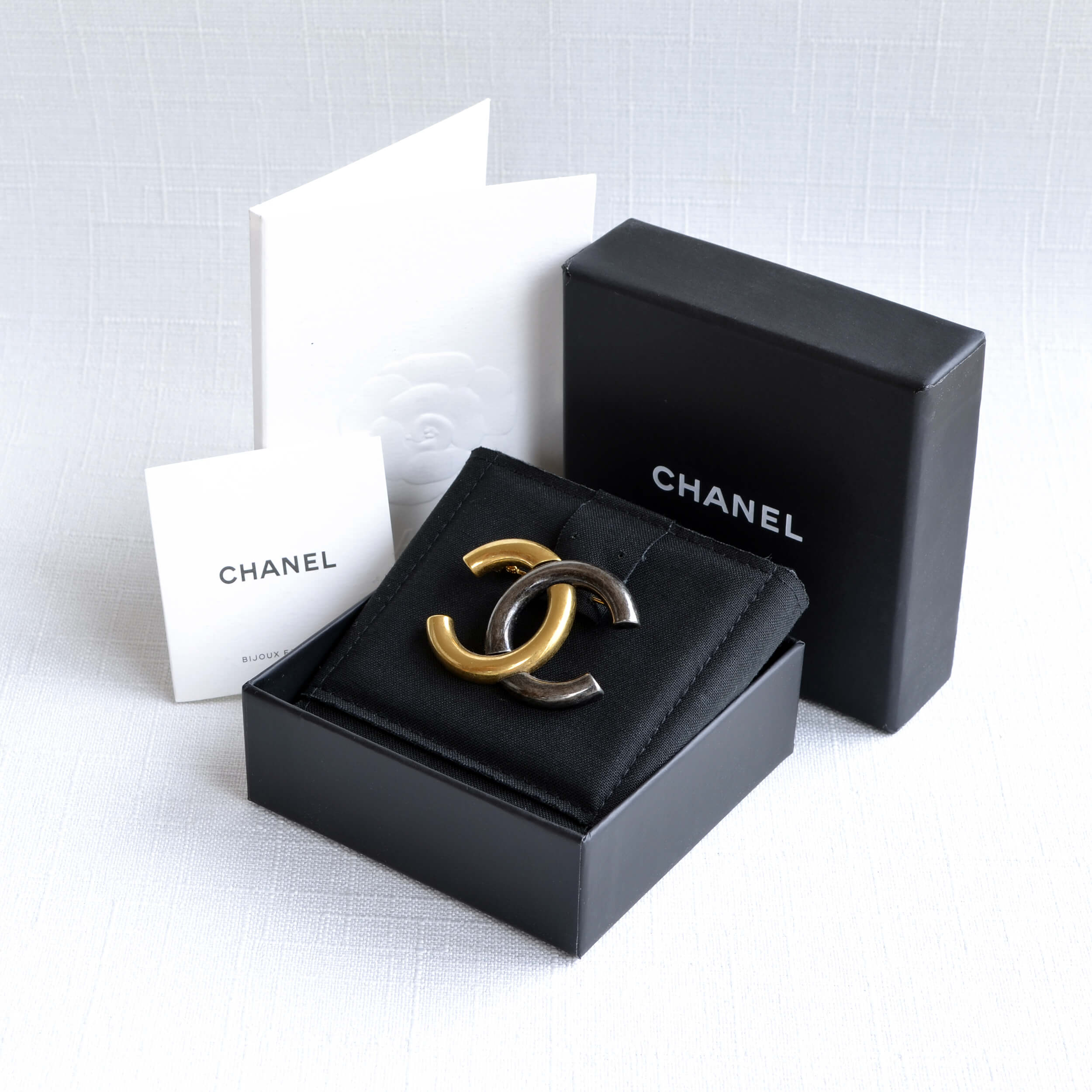 CHANEL 21P CC Brosche Brooch Gold Black Schwarz Pre-Loved 825131 1