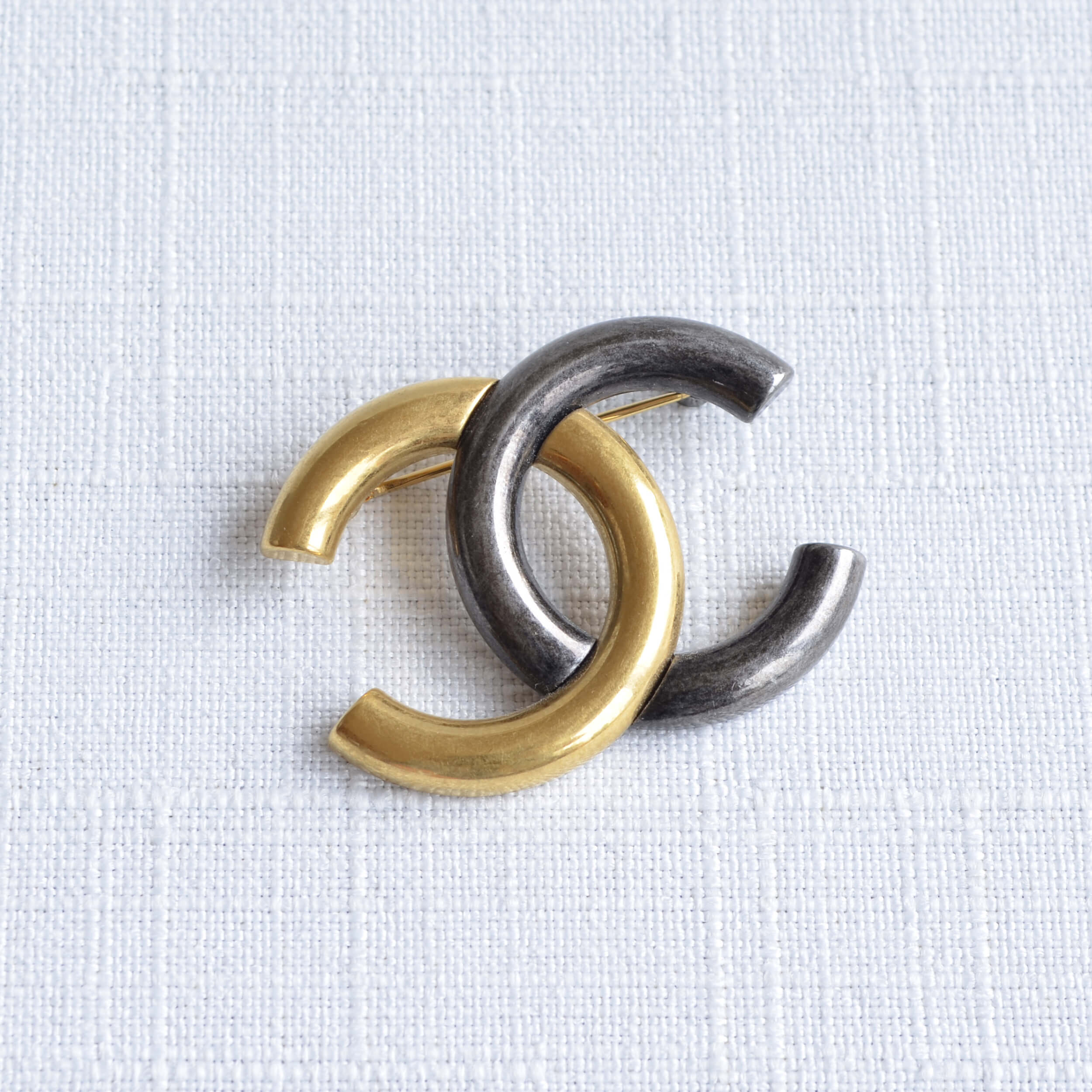 CHANEL 21P CC Brosche Brooch Gold Black Schwarz Pre-Loved 825131 2