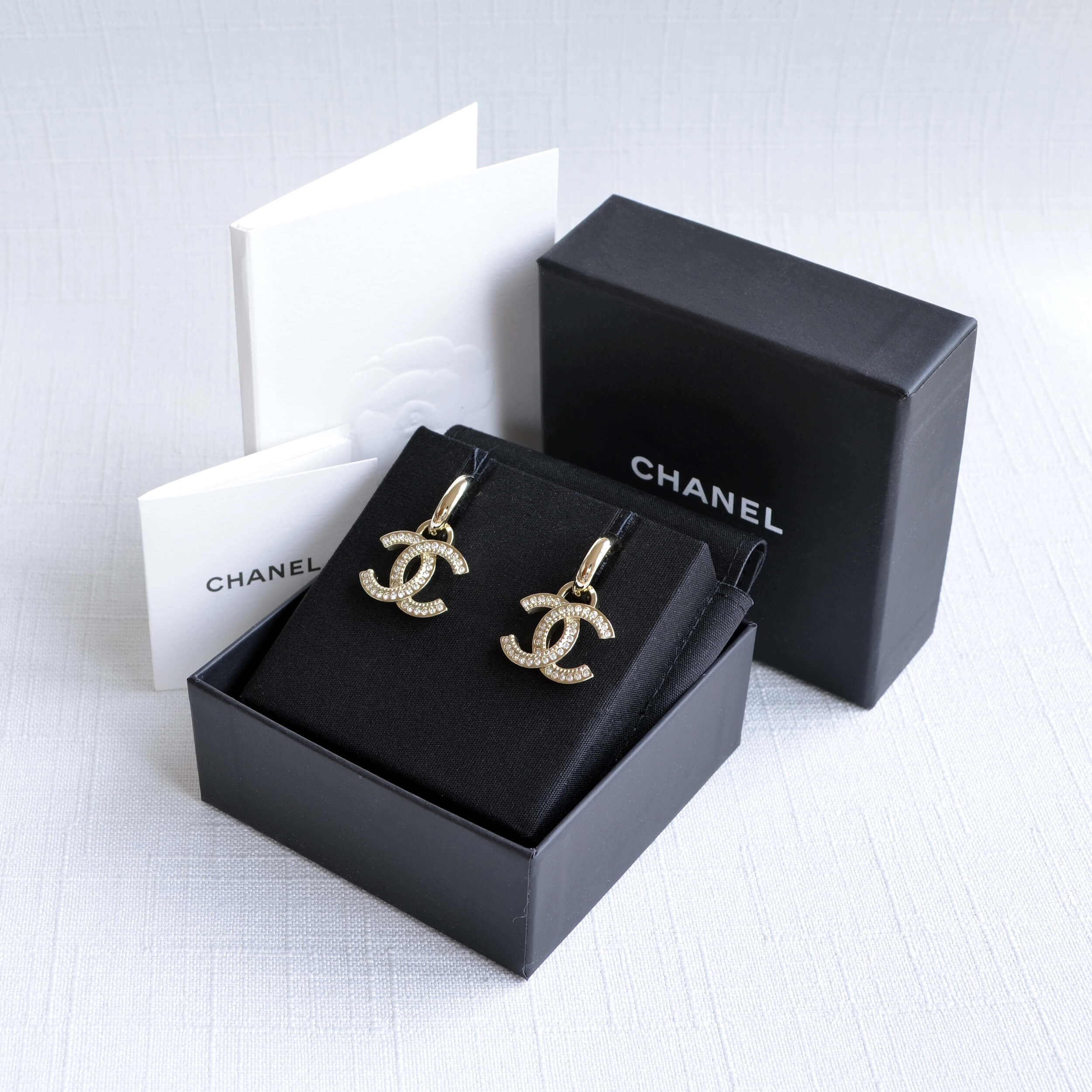 CHANEL 22B Crystal CC Drop Earrings Ohrringe Hellgold Strass Pre-Loved 825132 1