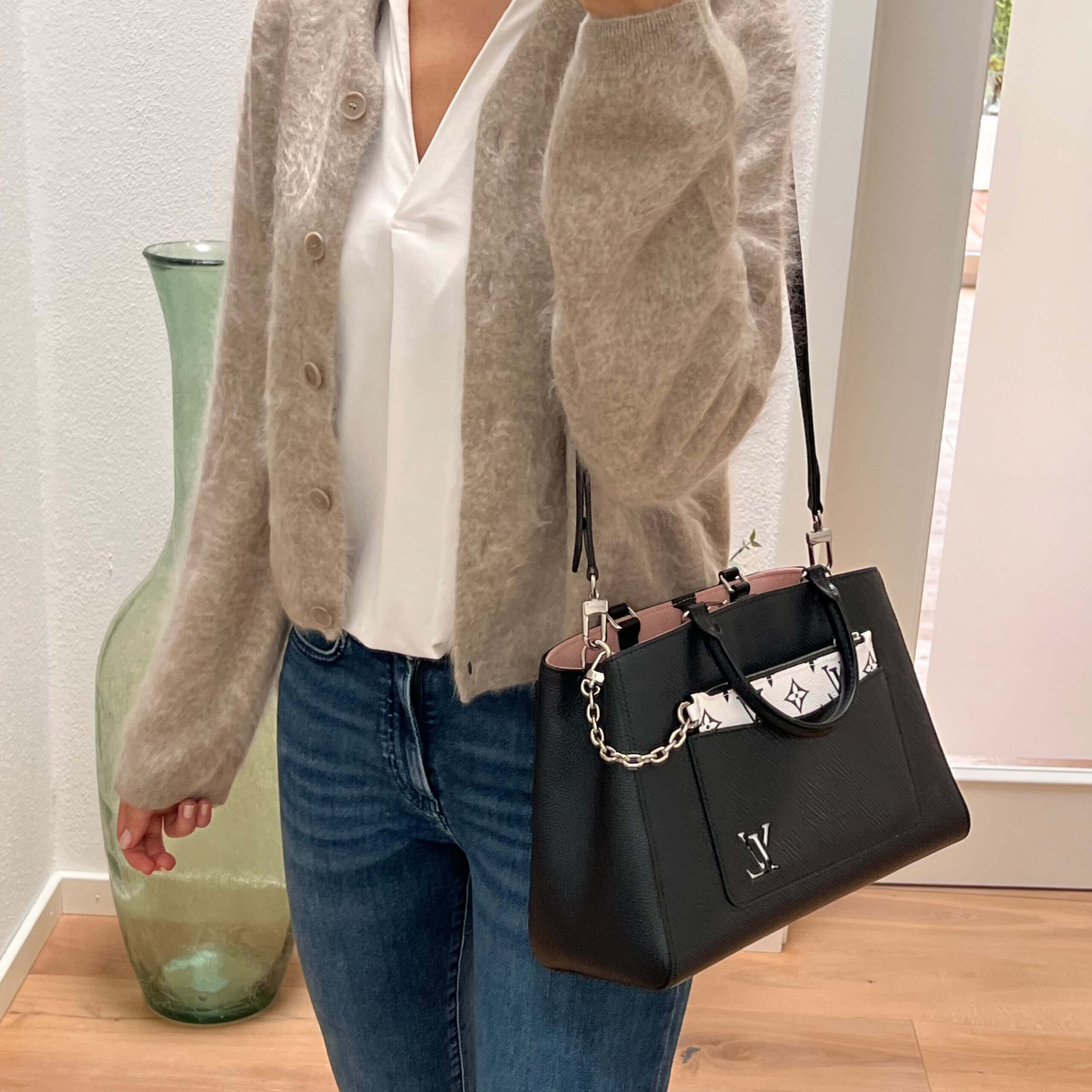 Louis Vuitton Marelle Tote MM Epi Leder Schwarz Pre-Loved 825217 Modshot 2