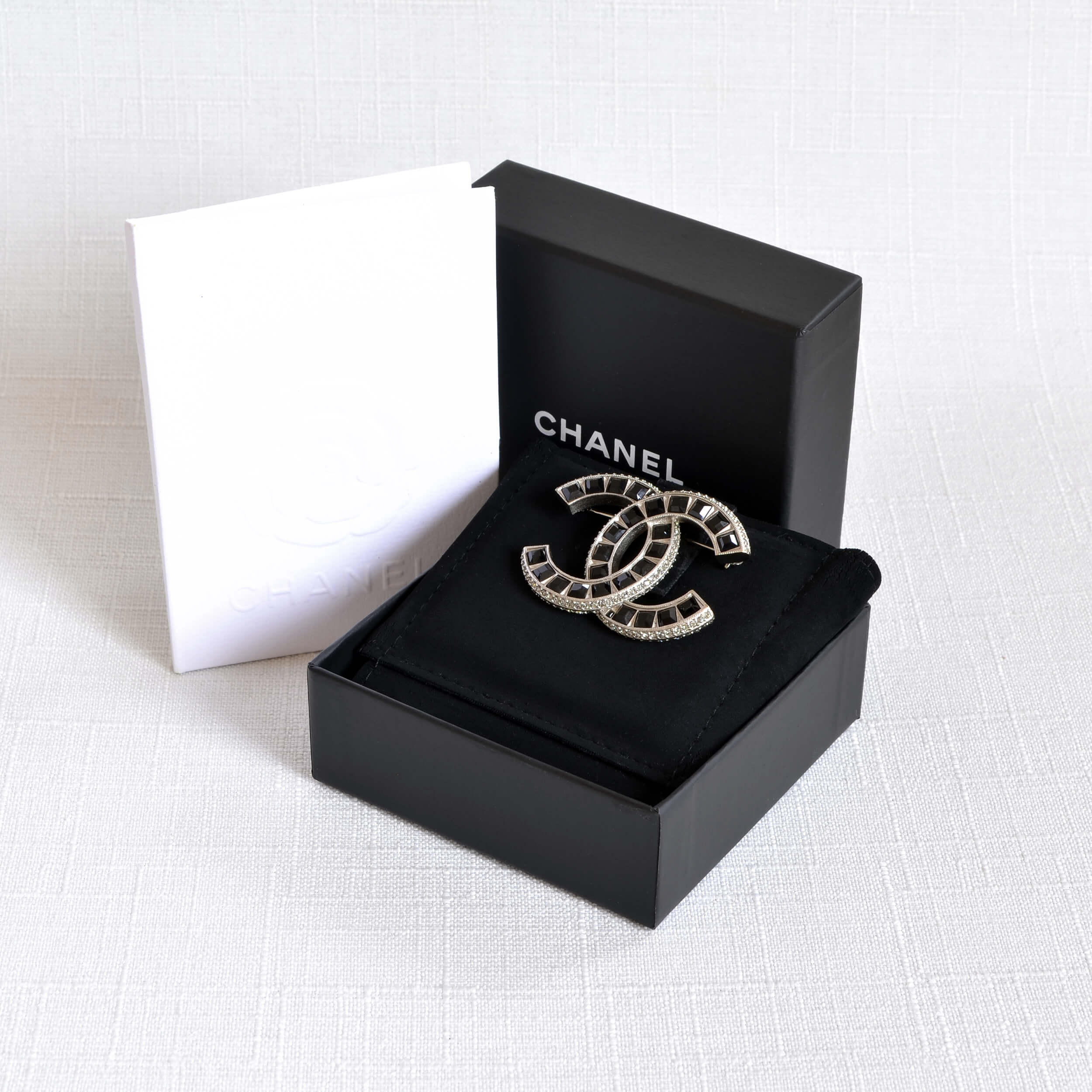 CHANEL 15K CC Brosche Silber Schwarz Brooch Silver Pre-Loved 725128 1