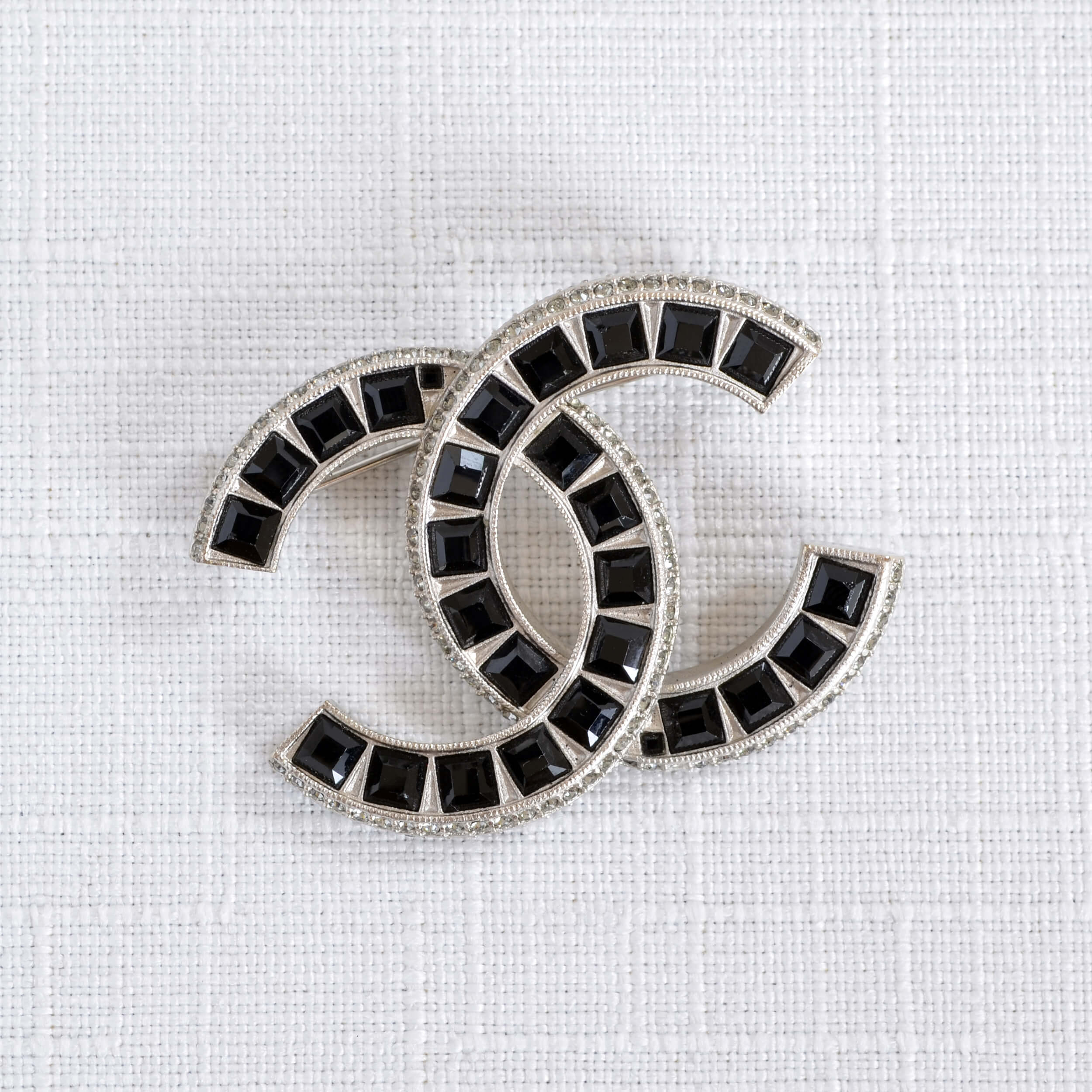 CHANEL 15K CC Brosche Silber Schwarz Brooch Silver Pre-Loved 725128 2