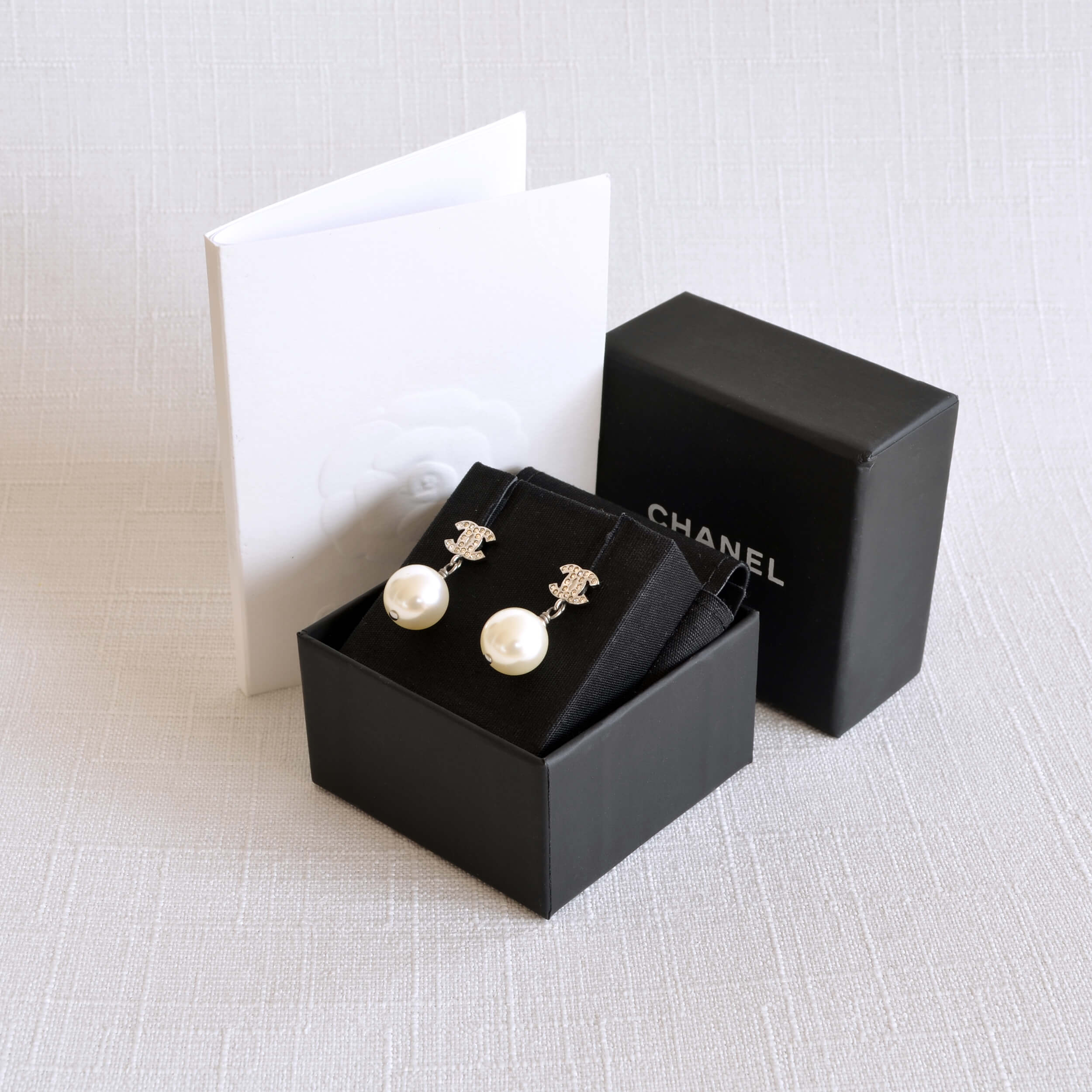 CHANEL 23V CC Pearl Drop Earrings Pre-Loved 825133 2