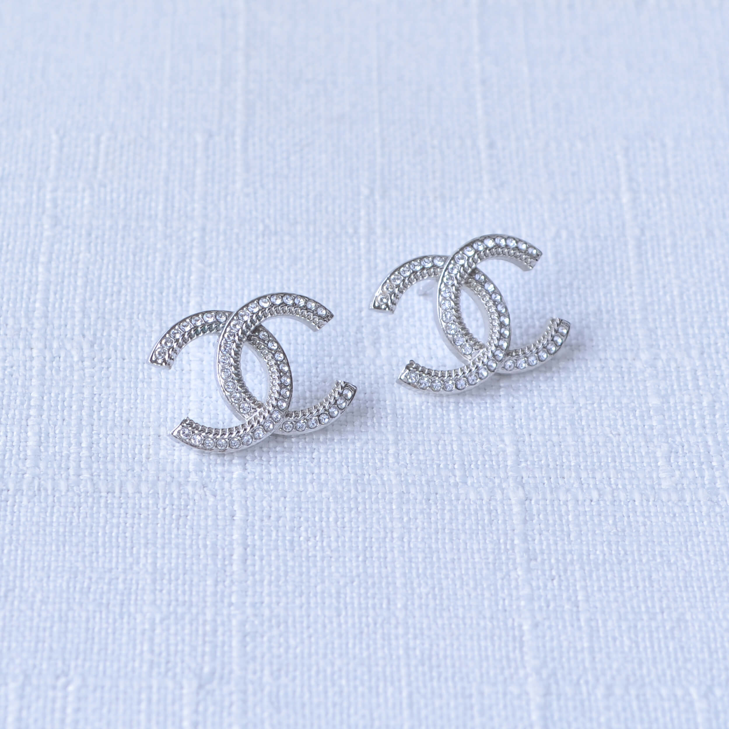 CHANEL 21B CC Ohrstecker Silber Earrings Silver Pre-Loved 1025135 2 CHANEL 21B CC Ohrstecker Silber Earrings Silver Pre-Loved 1025135 2