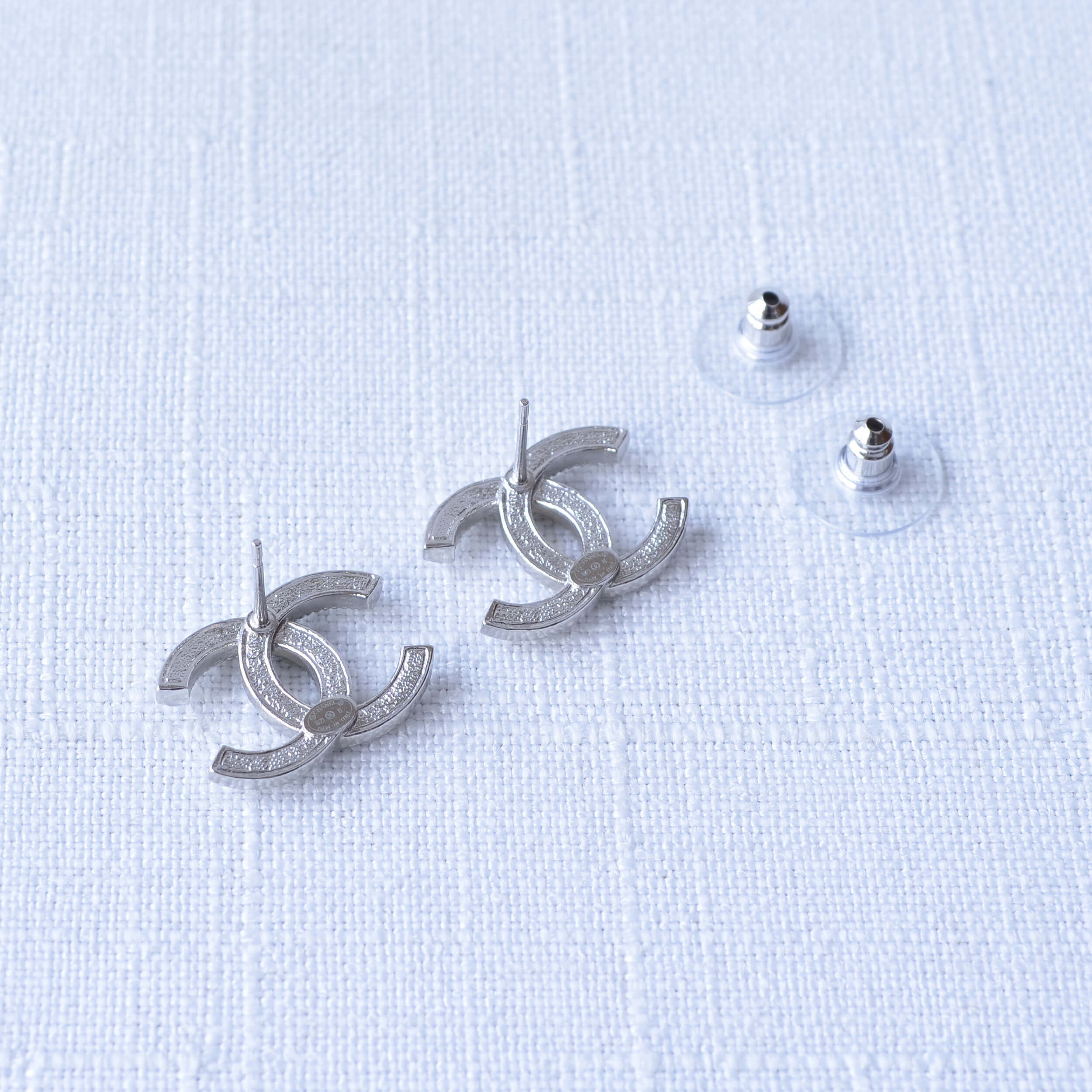 CHANEL 21B CC Ohrstecker Silber Earrings Silver Pre-Loved 1025135 3 CHANEL 21B CC Ohrstecker Silber Earrings Silver Pre-Loved 1025135 3