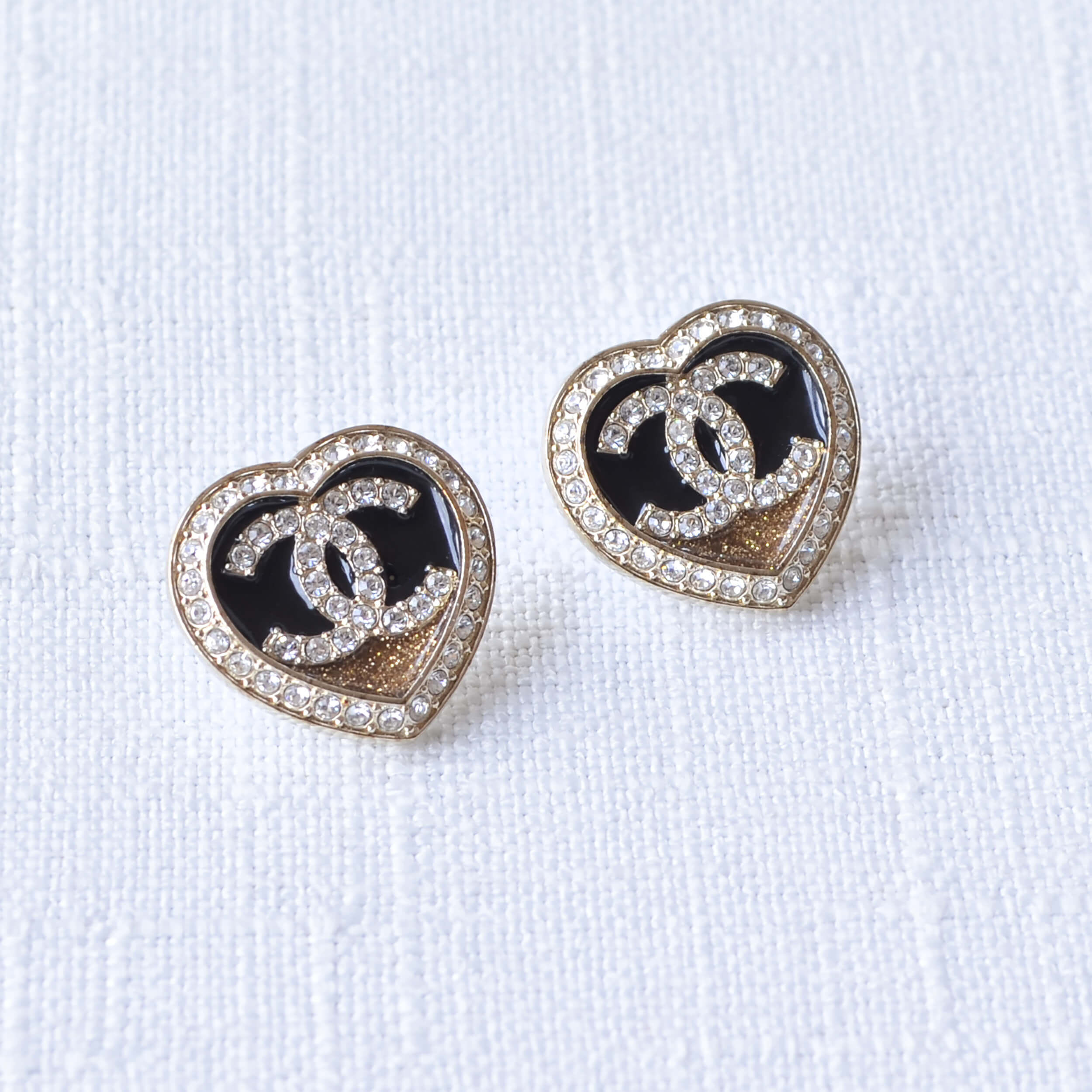 CHANEL 23B CC Heart Earrings Herz Ohrringe Strass Pre-Loved 1025137 01 CHANEL 23B CC Heart Earrings Herz Ohrringe Strass Pre-Loved 1025137 01