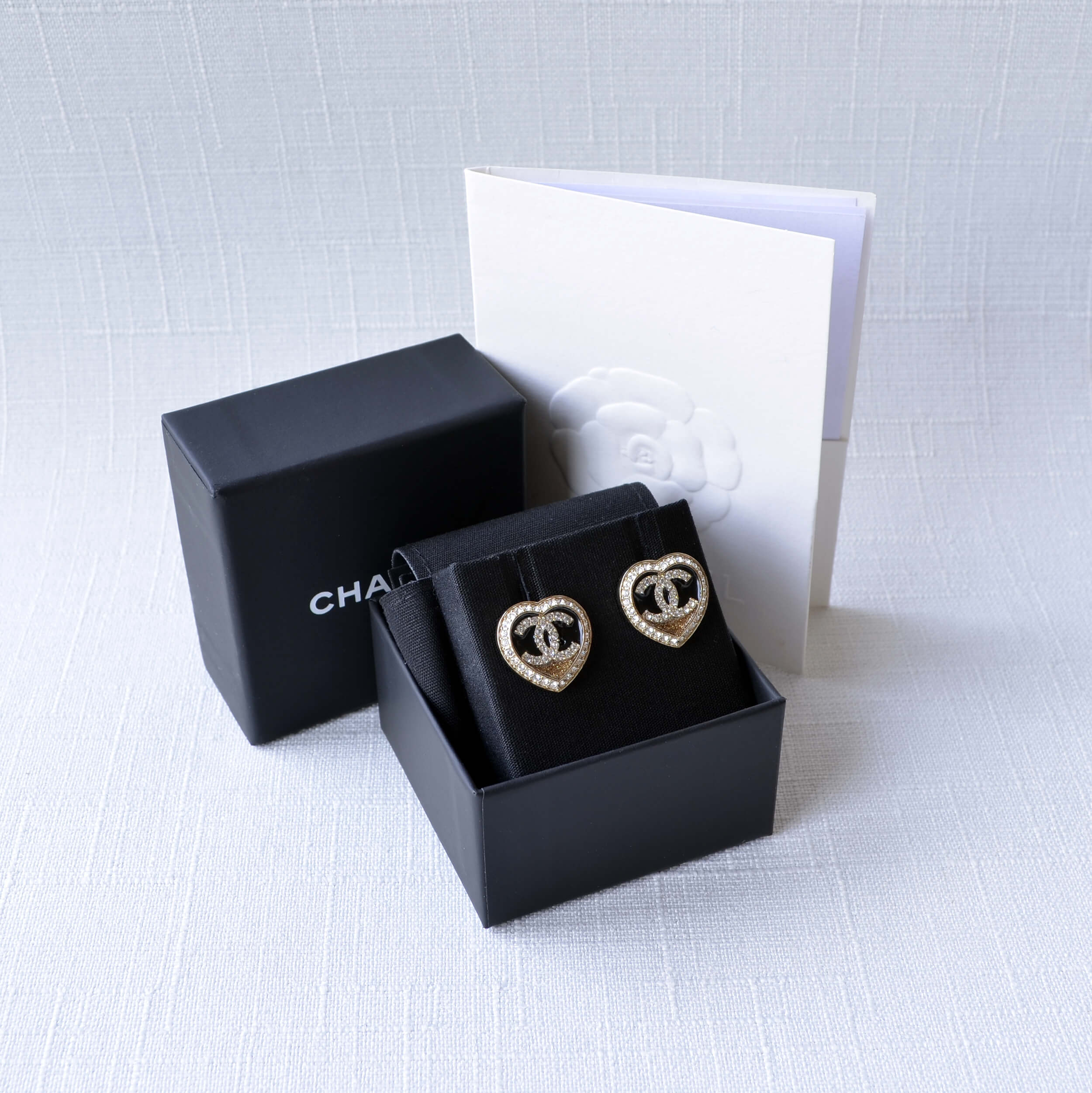 CHANEL 23B CC Heart Earrings Herz Ohrringe Strass Pre-Loved 1025137 4 CHANEL 21B Crystal CC Earrings Ohrringe Silber Strass 4