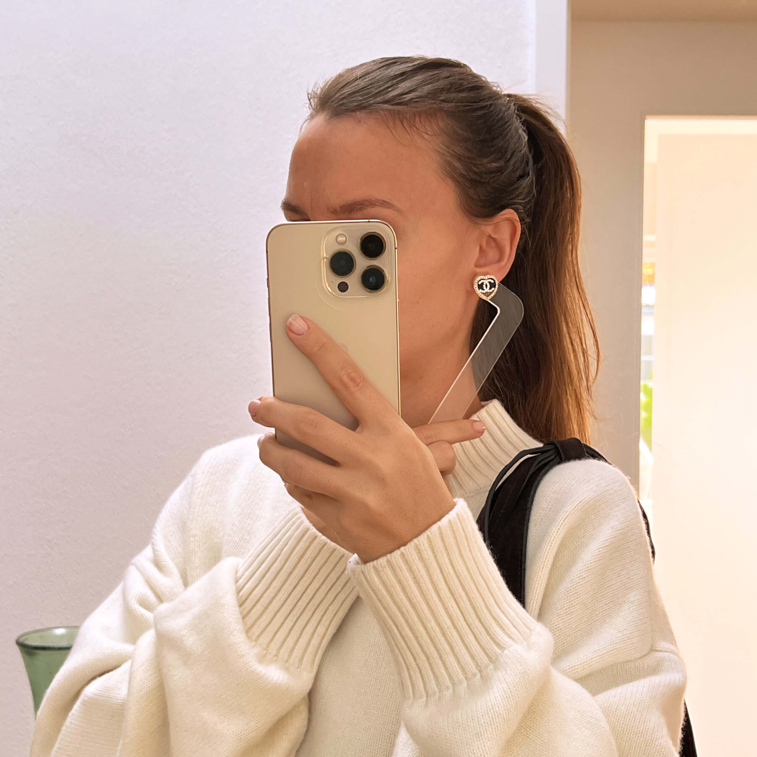 CHANEL 23B CC Heart Earrings Herz Ohrringe Strass Pre-Loved 1025137 Modshot 1 CHANEL 23B CC Heart Earrings Herz Ohrringe Strass Pre-Loved 1025137 Modshot 1