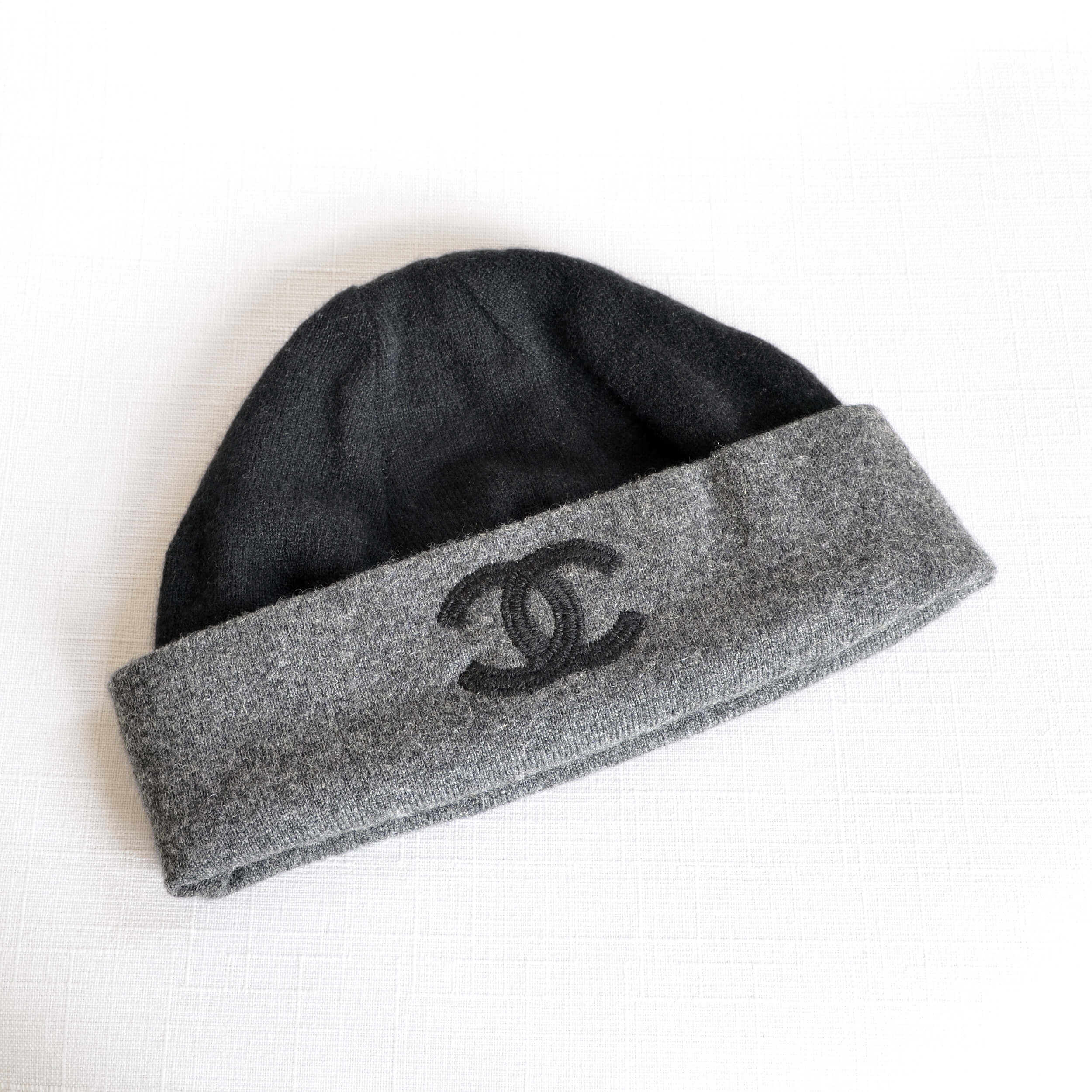 CHANEL Kaschmir Beanie Mütze Cashmere Anthrazit Grau Schwarz Pre-Loved 625128 01 CHANEL Kaschmir Beanie Mütze Cashmere Anthrazit Grau Schwarz Pre-Loved 625128 01