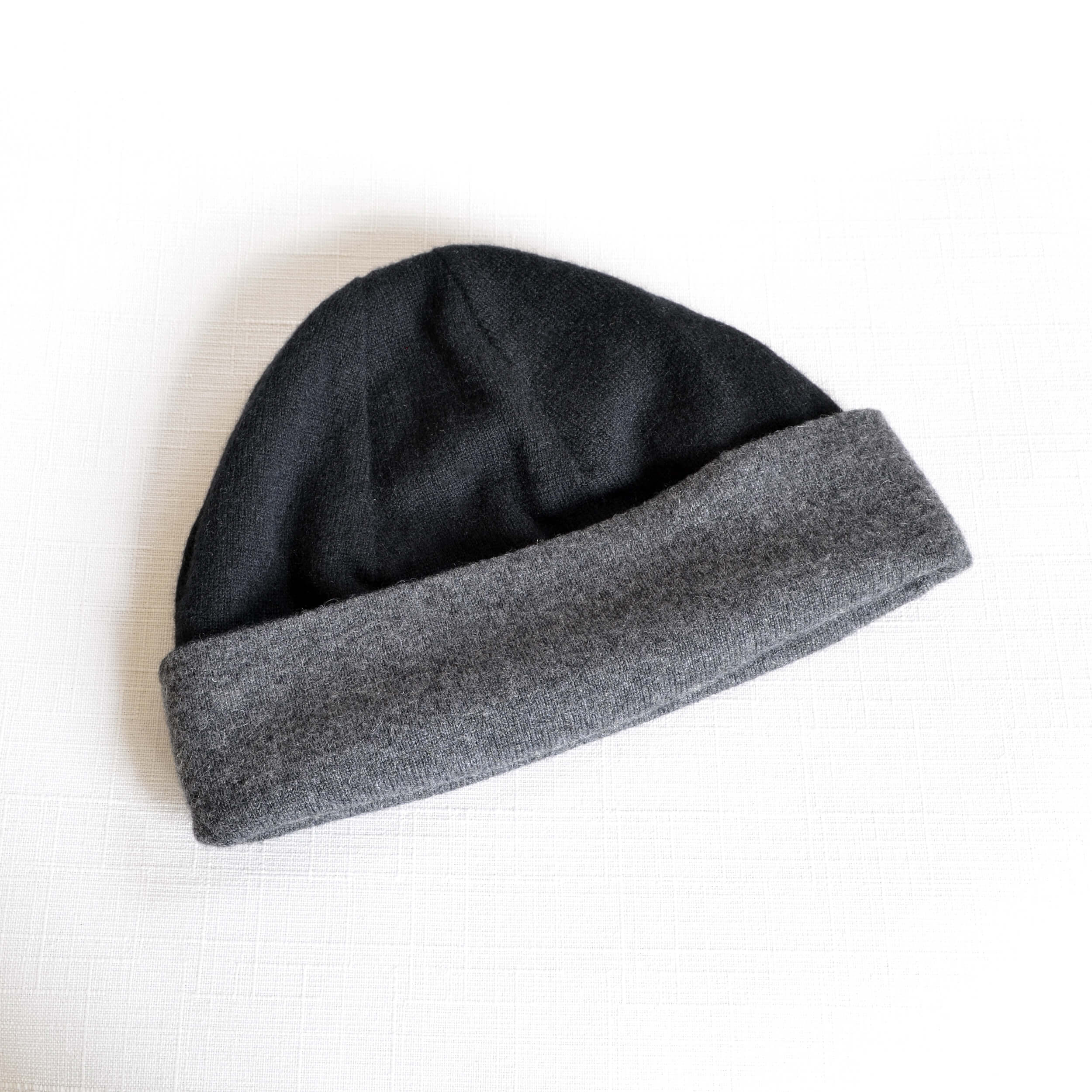 CHANEL Kaschmir Beanie Mütze Cashmere Anthrazit Grau Schwarz Pre-Loved 625128 02 CHANEL Kaschmir Beanie Mütze Cashmere Anthrazit Grau Schwarz Pre-Loved 625128 02