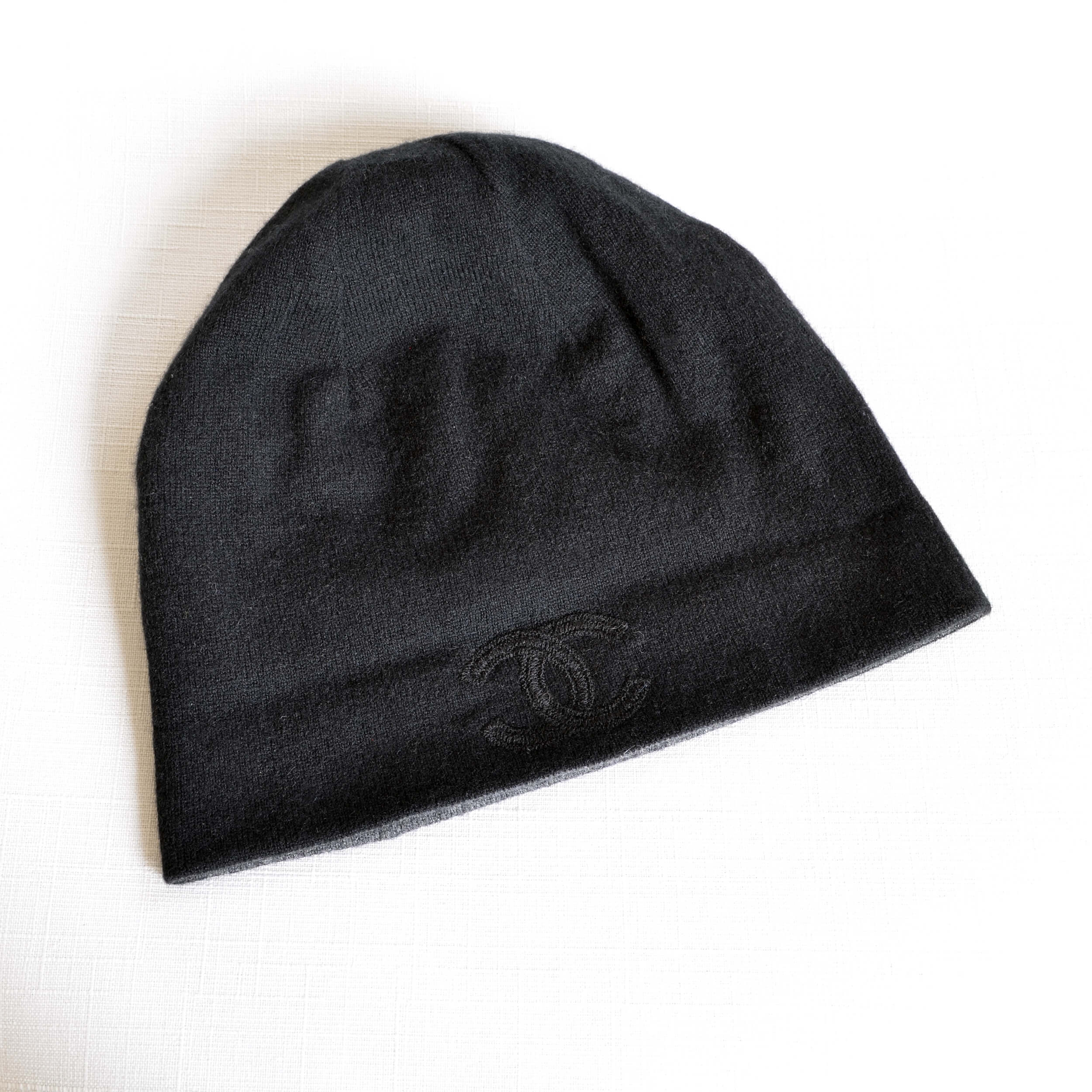 CHANEL Kaschmir Beanie Mütze Cashmere Anthrazit Grau Schwarz Pre-Loved 625128 03 CHANEL Kaschmir Beanie Mütze Cashmere Anthrazit Grau Schwarz Pre-Loved 625128 03