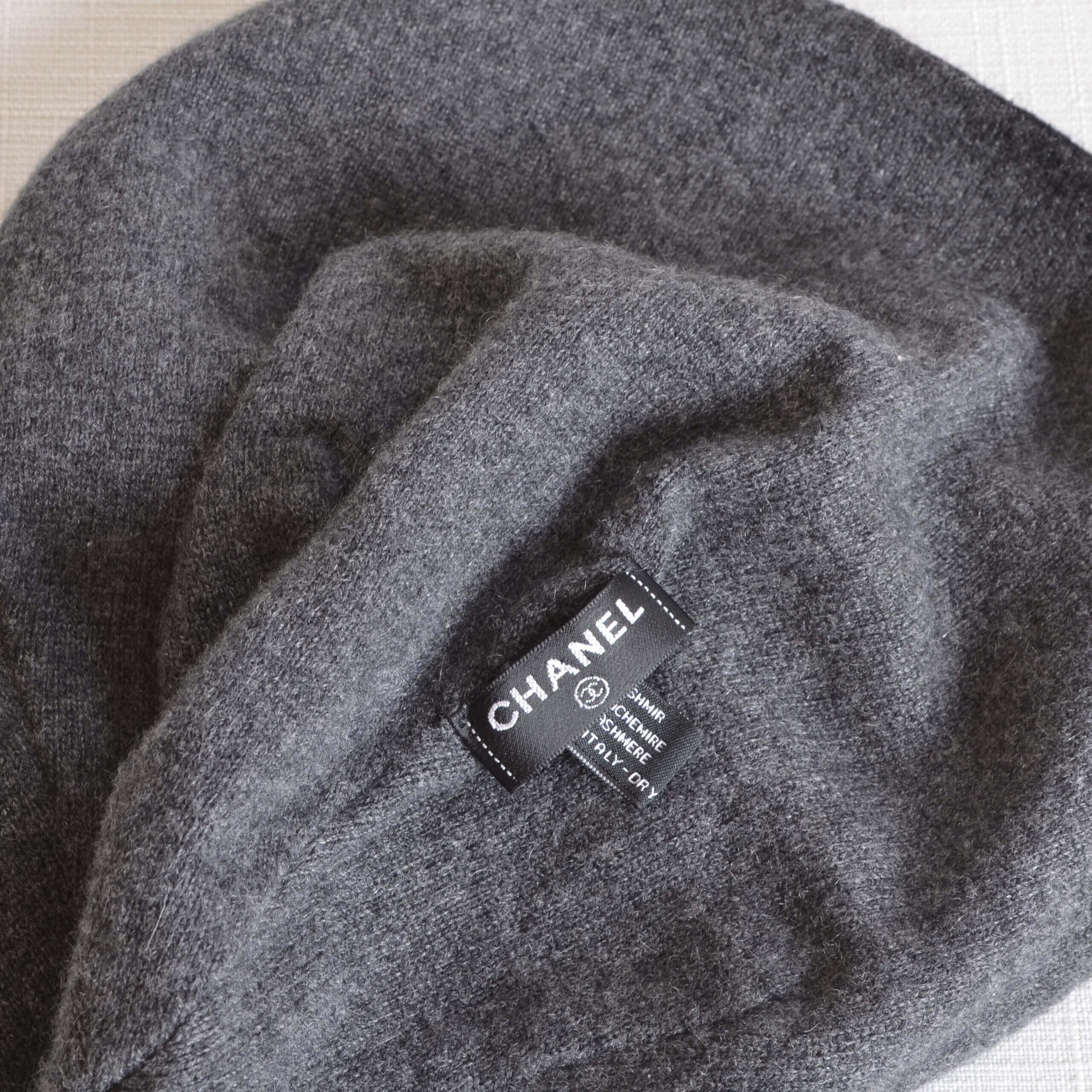 CHANEL Kaschmir Beanie Mütze Cashmere Anthrazit Grau Schwarz Pre-Loved 625128 4 CHANEL Kaschmir Beanie Mütze Cashmere Anthrazit Grau Schwarz Pre-Loved 625128 4