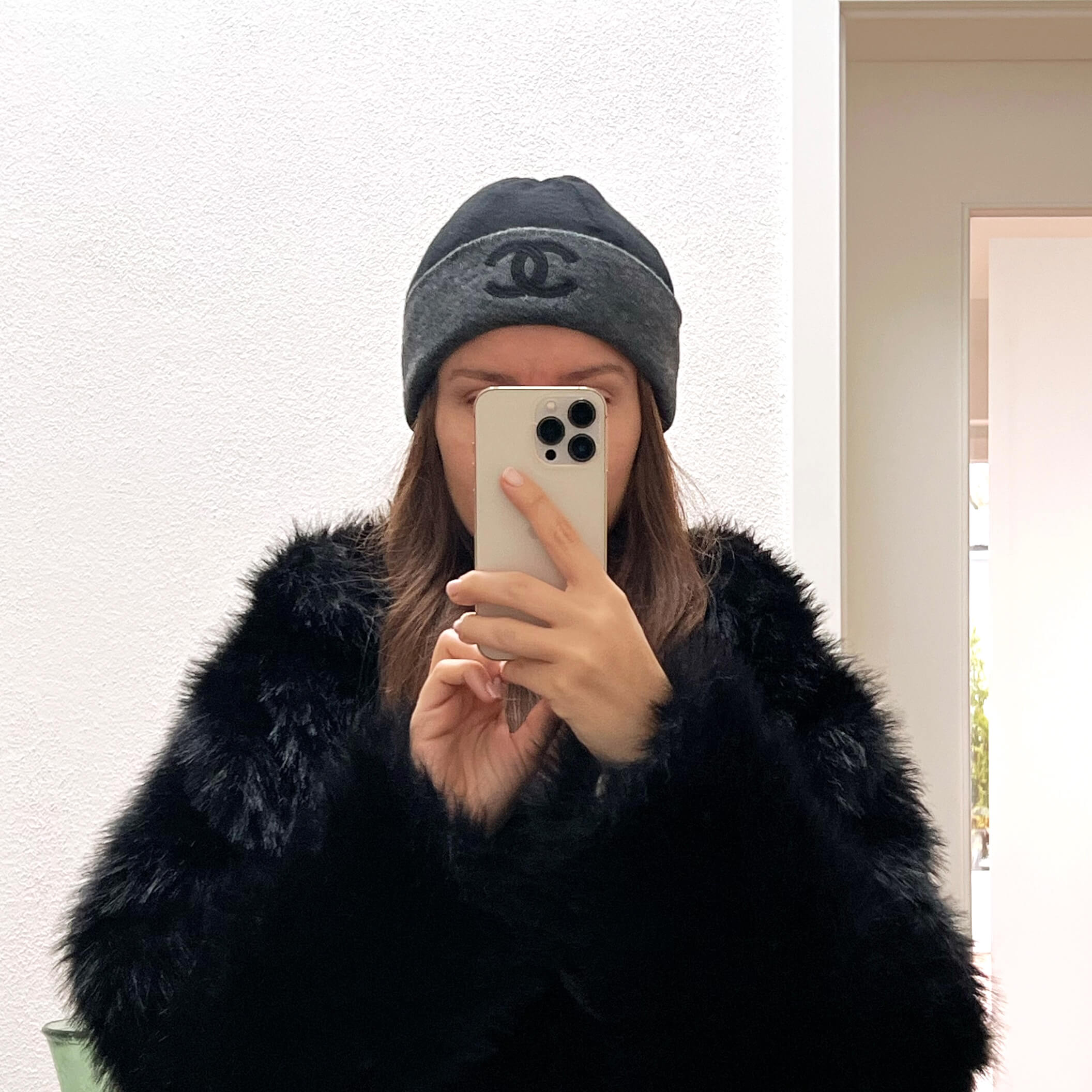 CHANEL Kaschmir Beanie Mütze Cashmere Anthrazit Grau Schwarz Pre-Loved 625128 Modshot CHANEL Kaschmir Beanie Mütze Cashmere Anthrazit Grau Schwarz Pre-Loved 625128 Modshot