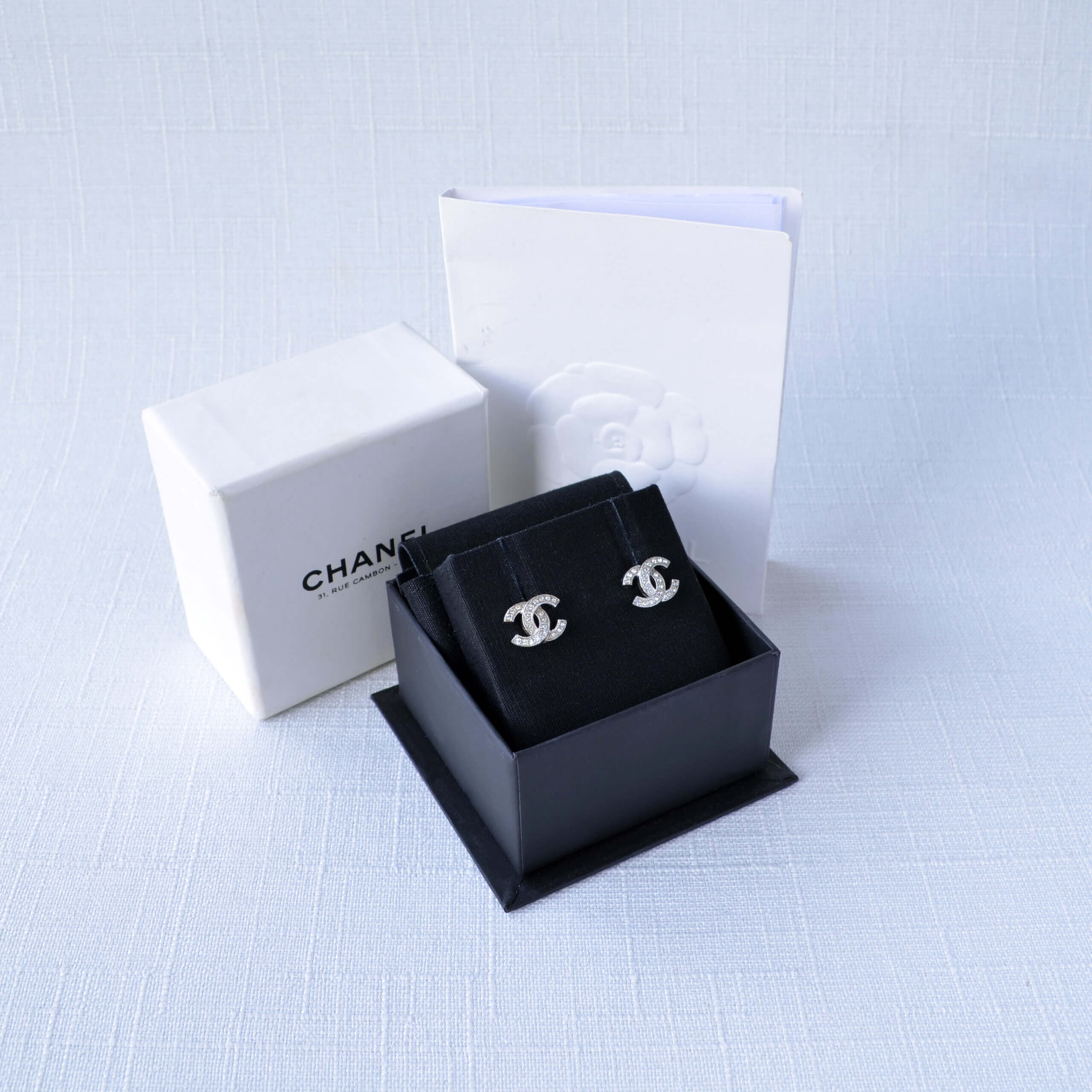 CHANEL 21V CC Mini Crystal Earrings Silber Ohrringe Pre-Loved 625124 1 CHANEL 21V CC Mini Crystal Earrings Silber Ohrringe Pre-Loved 625124 1