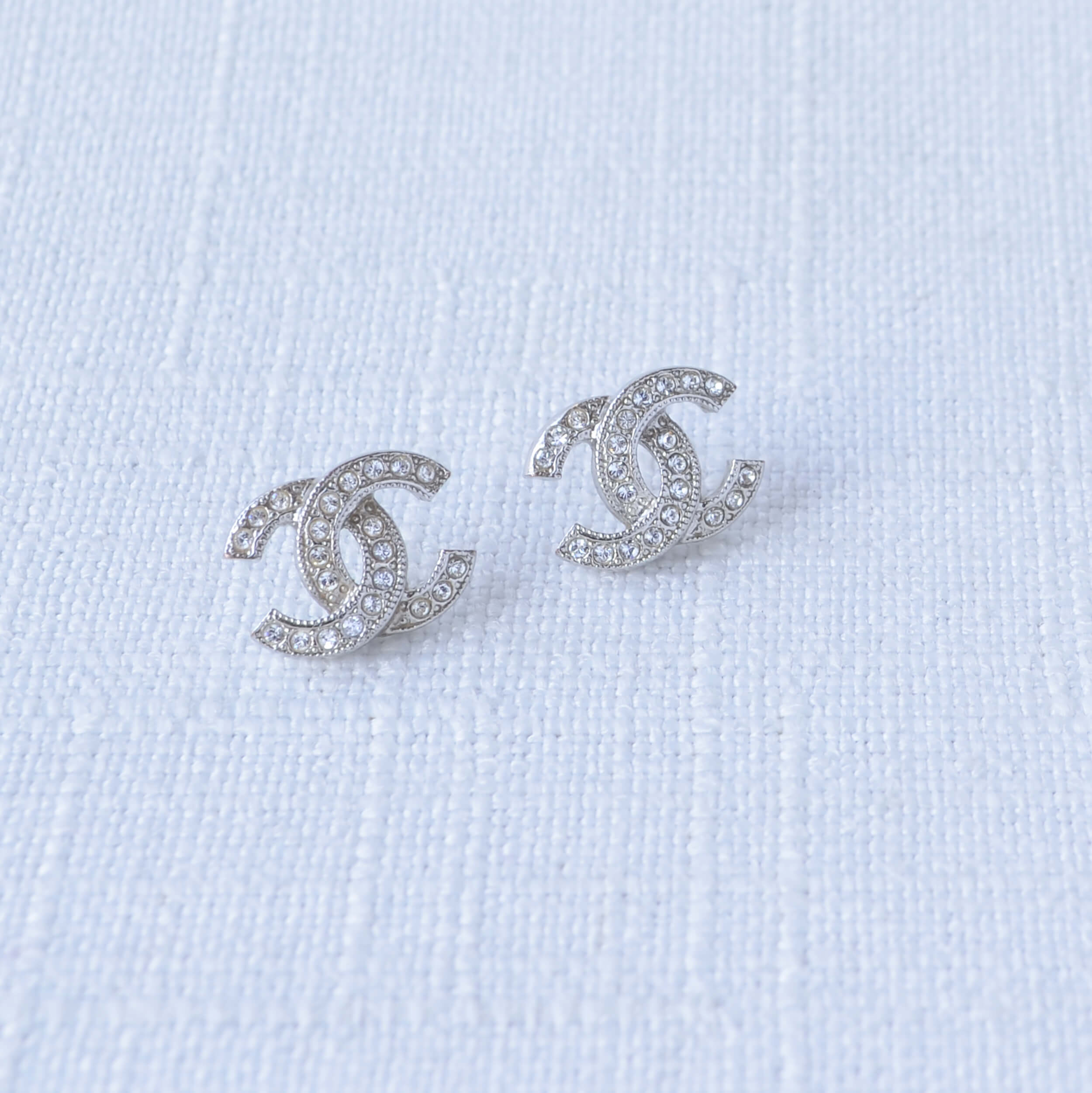 CHANEL 21V CC Mini Crystal Earrings Silber Ohrringe Pre-Loved 625124 2 CHANEL 21V CC Mini Crystal Earrings Silber Ohrringe Pre-Loved 625124 2