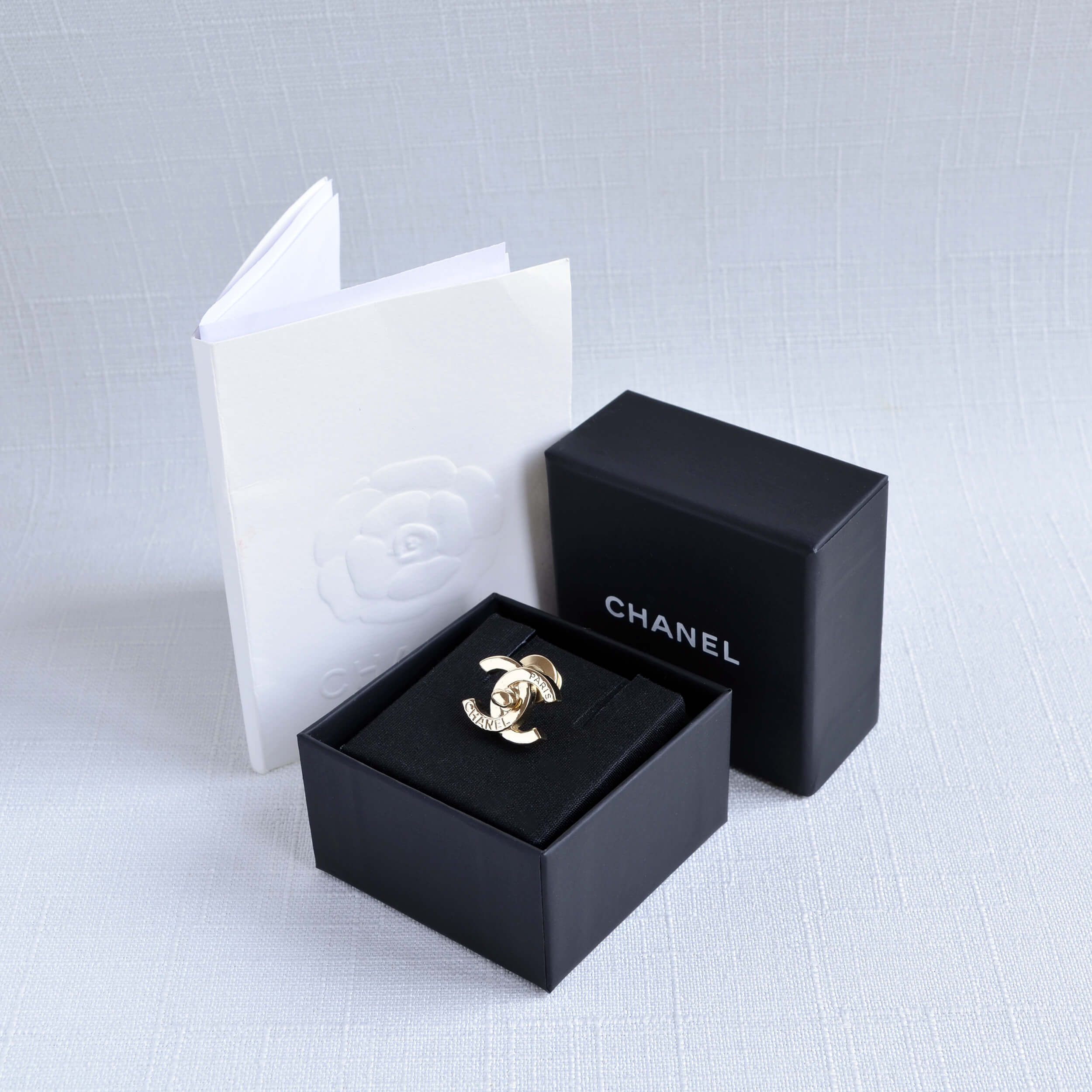 CHANEL 22B CC Turnlock Brosche Brooch Gold Pre-Loved 1125142 1 CHANEL 22B CC Turnlock Brosche Brooch Gold Pre-Loved 1125142 1