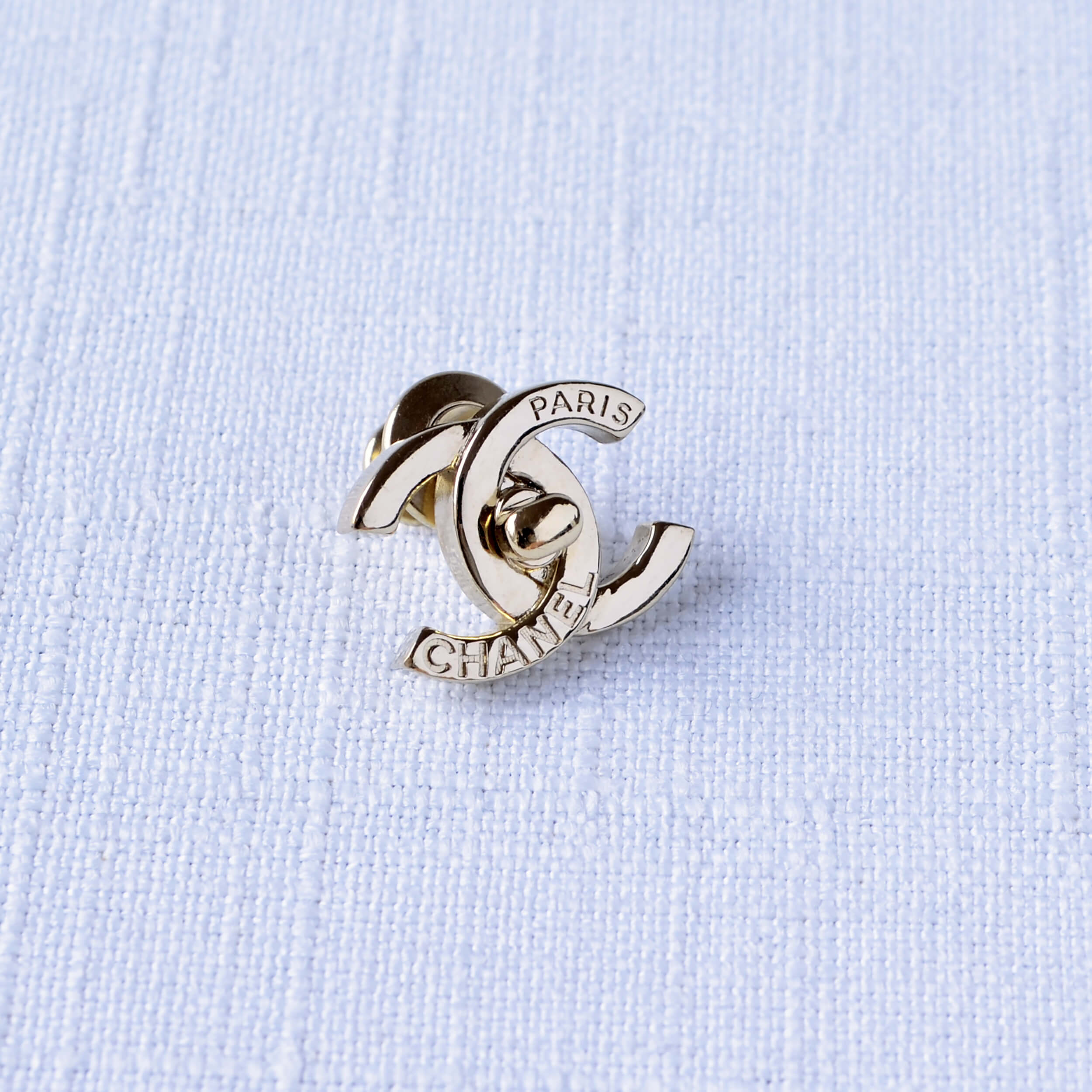 CHANEL 22B CC Turnlock Brosche Brooch Gold Pre-Loved 1125142 2 CHANEL 22B CC Turnlock Brosche Brooch Gold Pre-Loved 1125142 2