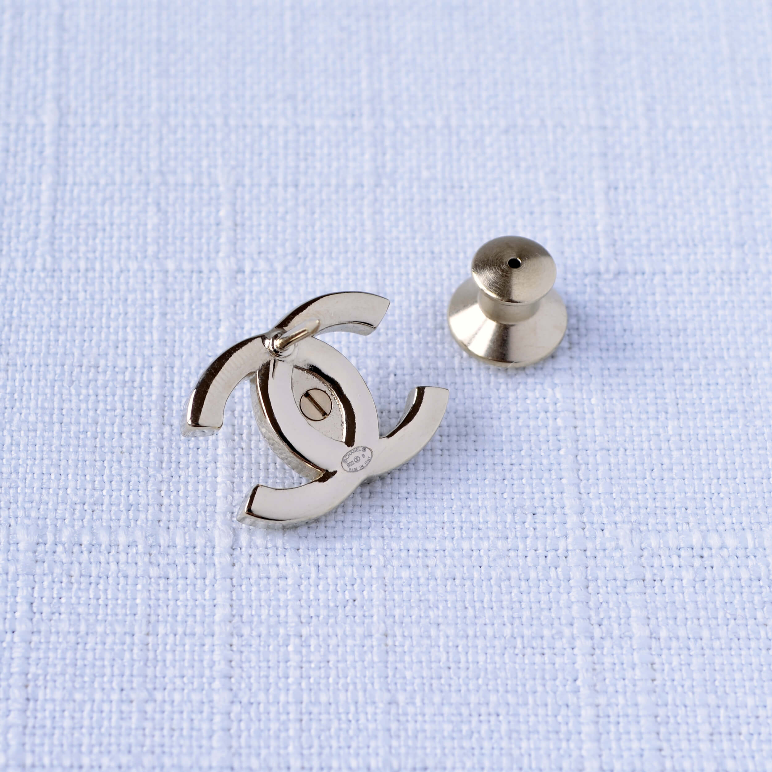 CHANEL 22B CC Turnlock Brosche Brooch Gold Pre-Loved 1125142 3 CHANEL 22B CC Turnlock Brosche Brooch Gold Pre-Loved 1125142 3