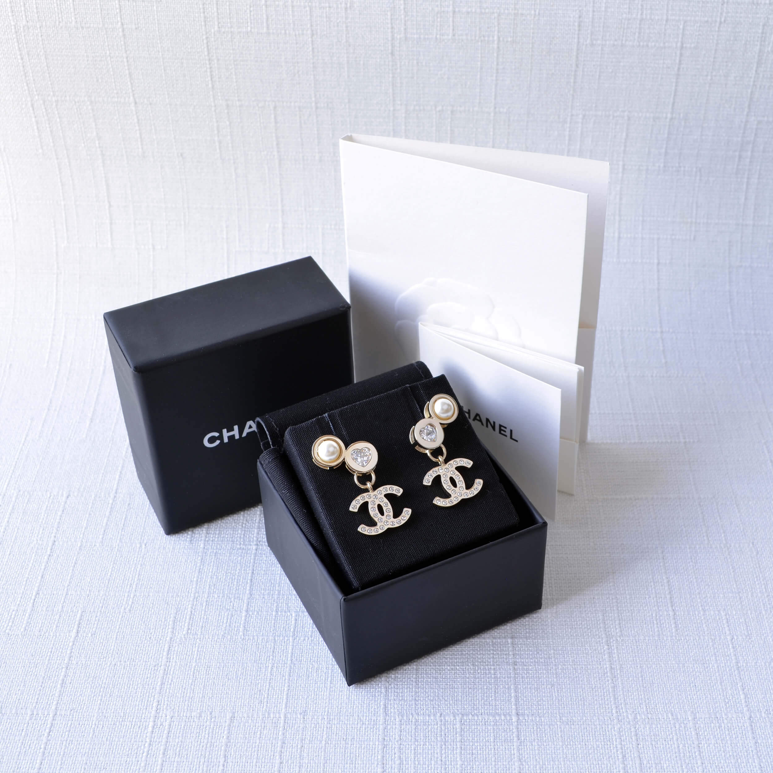 CHANEL 24B CC Drop Earrings Ohrringe Hängeohrringe Hellgold Pre-Loved 1125139 1