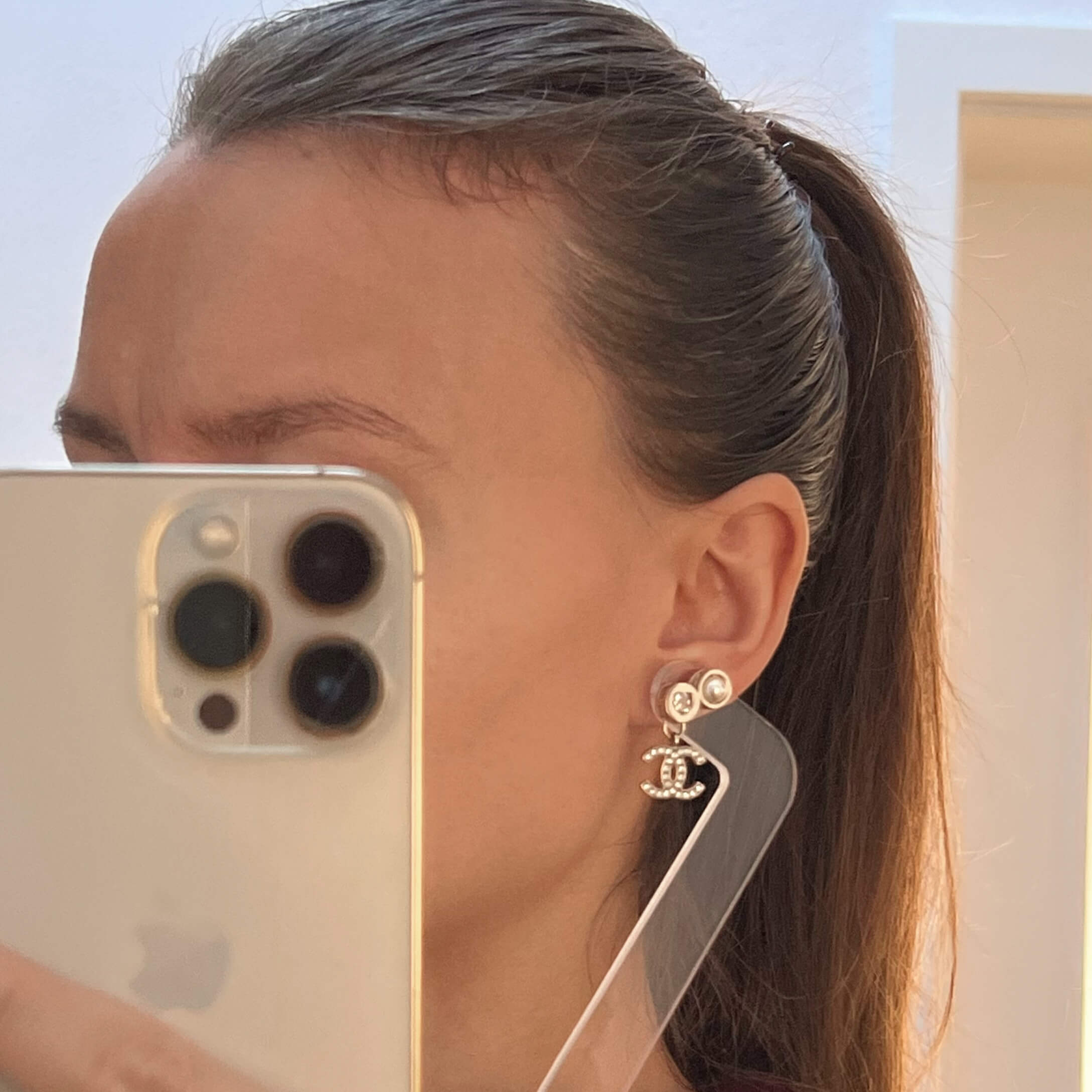 CHANEL 24B CC Drop Earrings Ohrringe Hängeohrringe Hellgold Pre-Loved 1125139 Modshot