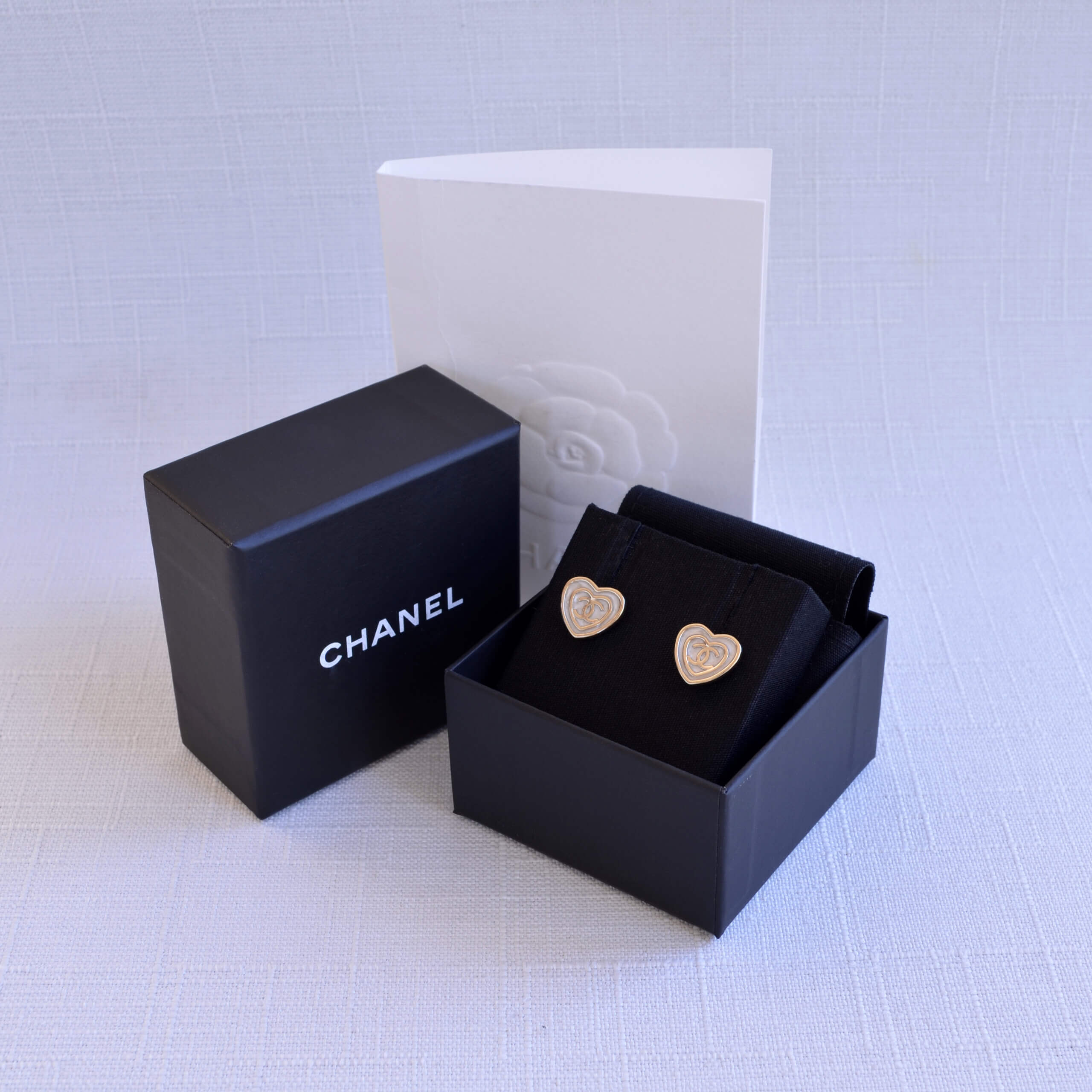 CHANEL 24S CC Herz Perlmutt Ohrringe Heart Earrings Pre-Loved 1125145 1 CHANEL 24S CC Herz Perlmutt Ohrringe Heart Earrings Pre-Loved 1125145 1