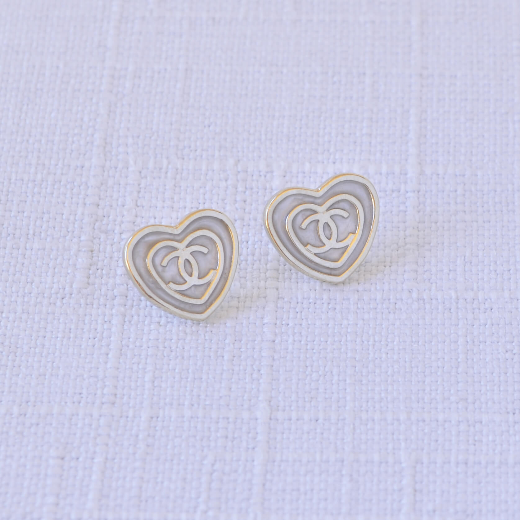 CHANEL 24S CC Herz Perlmutt Ohrringe Heart Earrings Pre-Loved 1125145 2 CHANEL 24S CC Herz Perlmutt Ohrringe Heart Earrings Pre-Loved 1125145 2