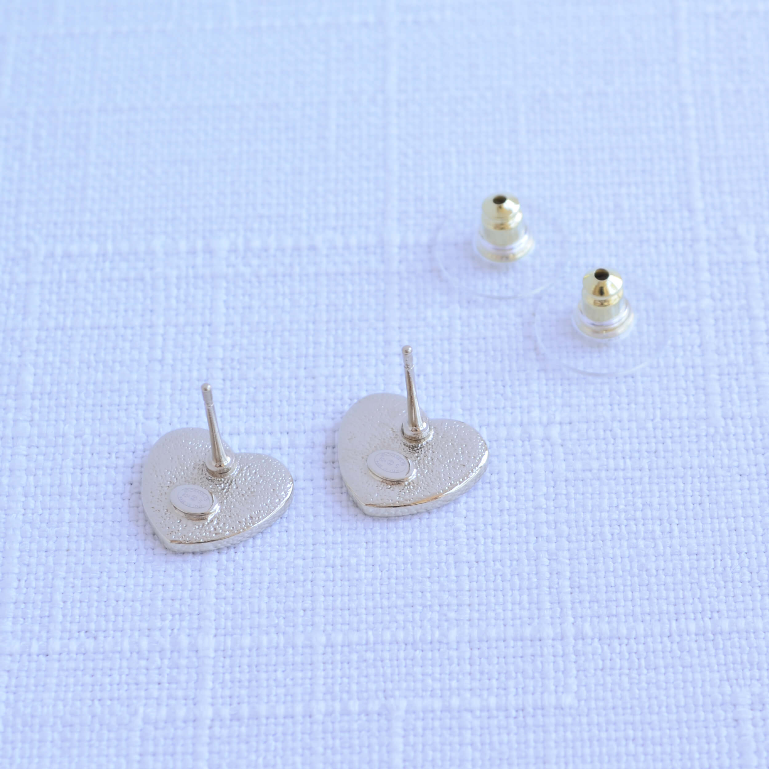 CHANEL 24S CC Herz Perlmutt Ohrringe Heart Earrings Pre-Loved 1125145 3 CHANEL 24S CC Herz Perlmutt Ohrringe Heart Earrings Pre-Loved 1125145 3