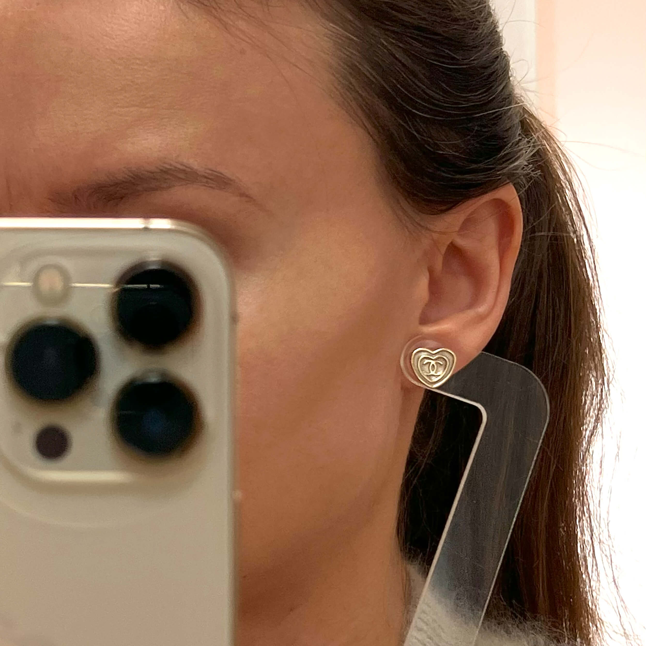 CHANEL 24S CC Herz Perlmutt Ohrringe Heart Earrings Pre-Loved 1125145 Modshot CHANEL 24S CC Herz Perlmutt Ohrringe Heart Earrings Pre-Loved 1125145 Modshot