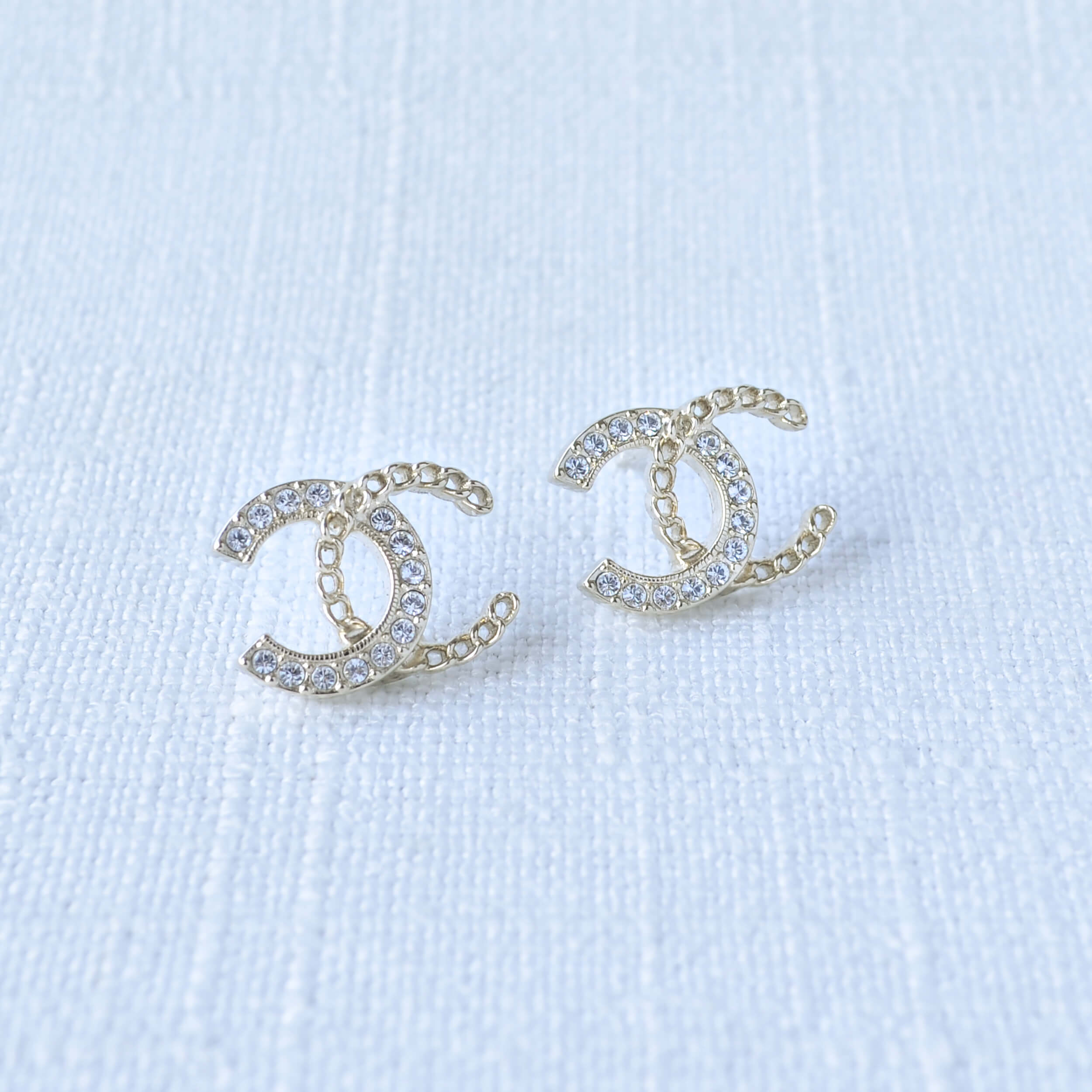 CHANEL 25B CC Ohrringe Hellgold Earrings Pre-Loved 1125140 2 CHANEL 25B CC Ohrringe Hellgold Earrings Pre-Loved 1125140 2