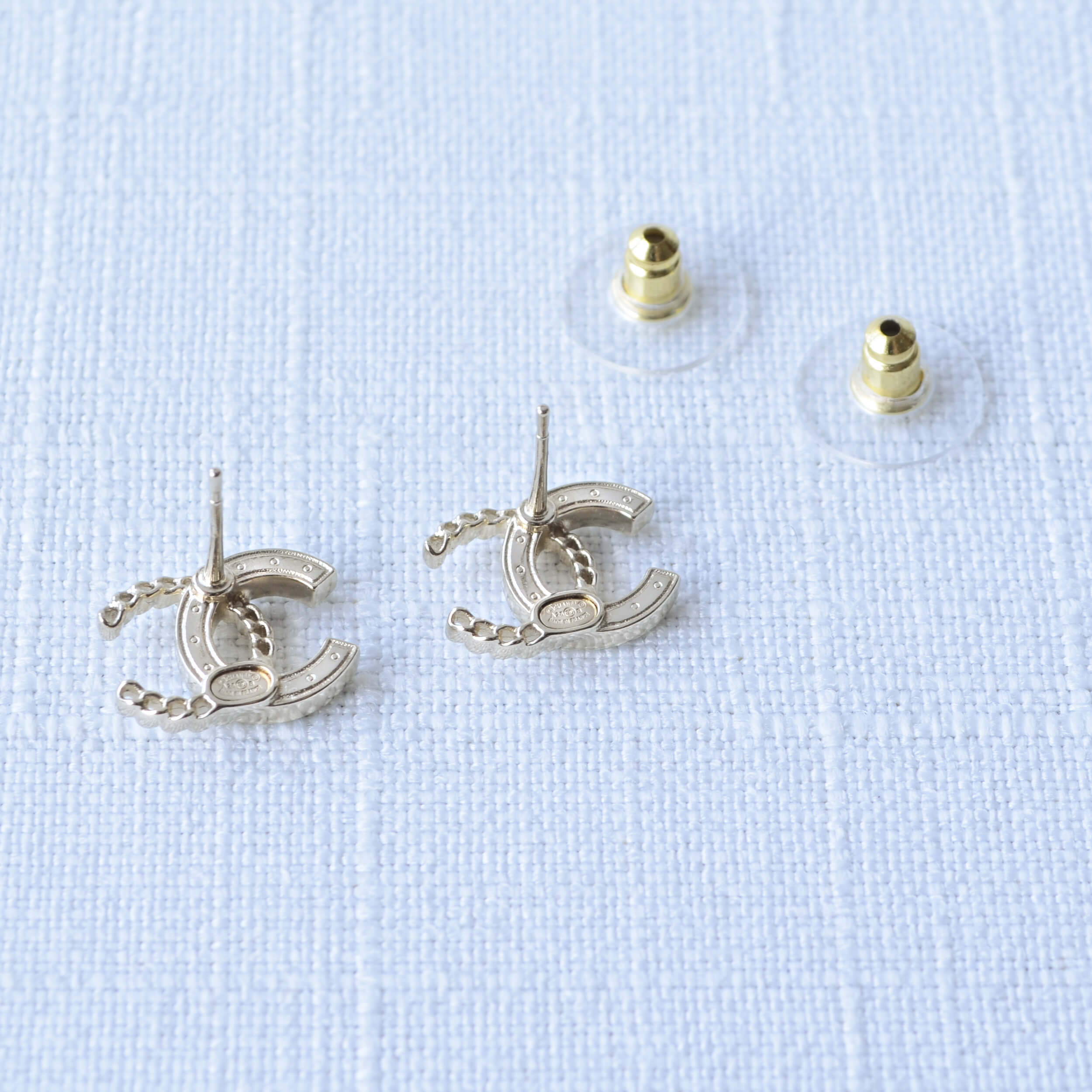 CHANEL 25B CC Ohrringe Hellgold Earrings Pre-Loved 1125140 3 CHANEL 25B CC Ohrringe Hellgold Earrings Pre-Loved 1125140 3